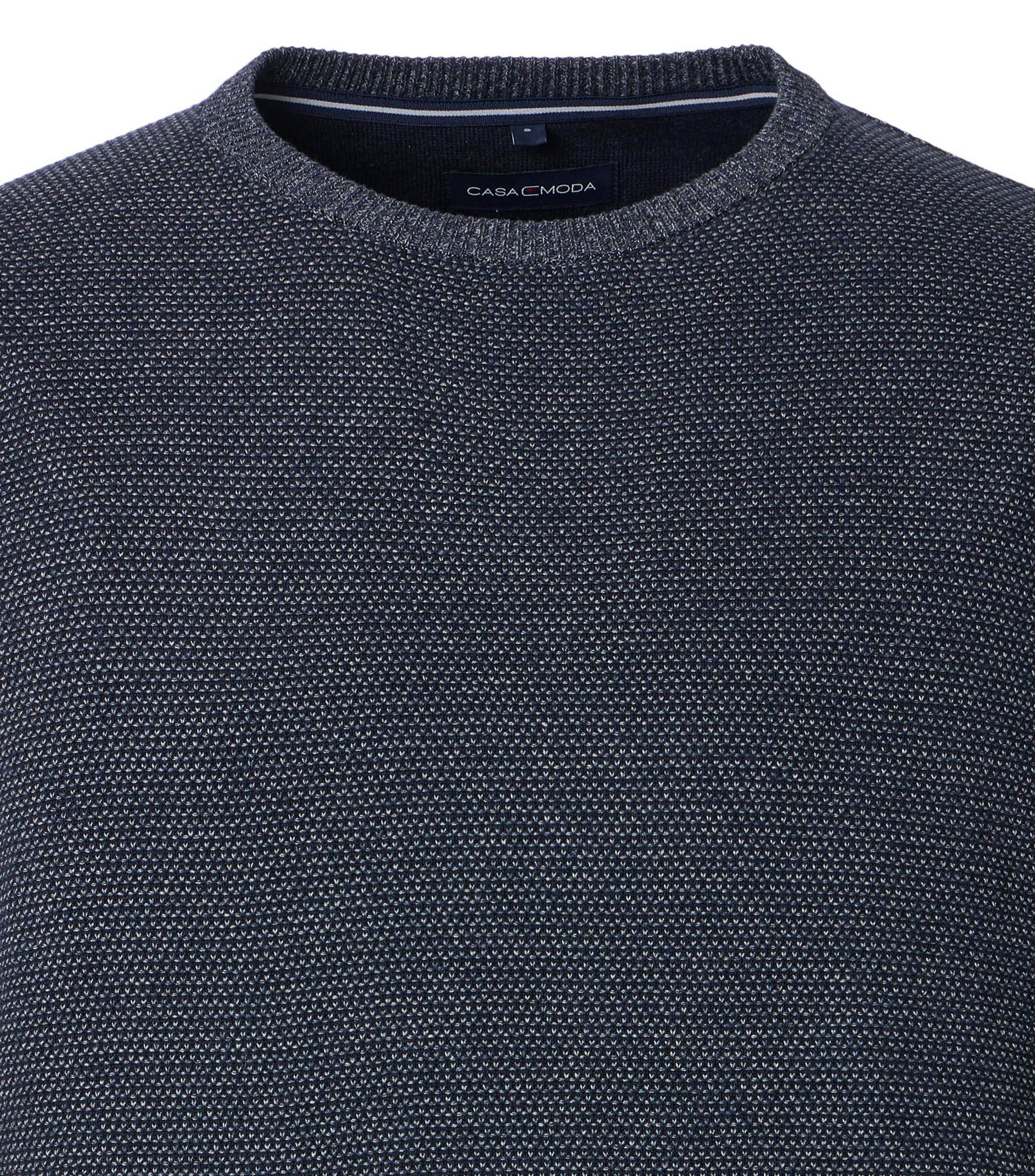 Das Model trägt ein Pullover im uni Muster in der Farbe Blau