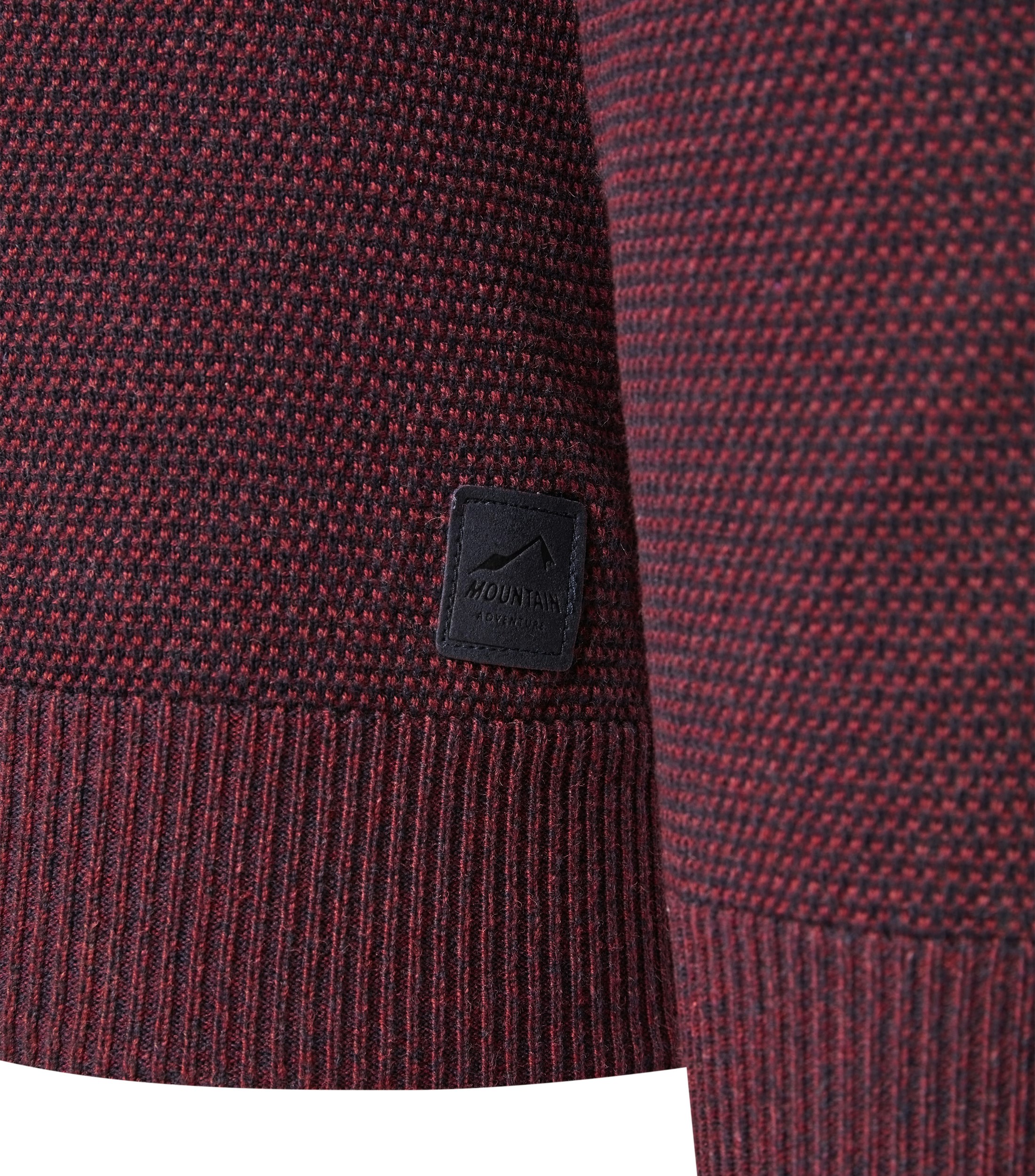 Das Model trägt ein Pullover im uni Muster in der Farbe Bordeauxrot