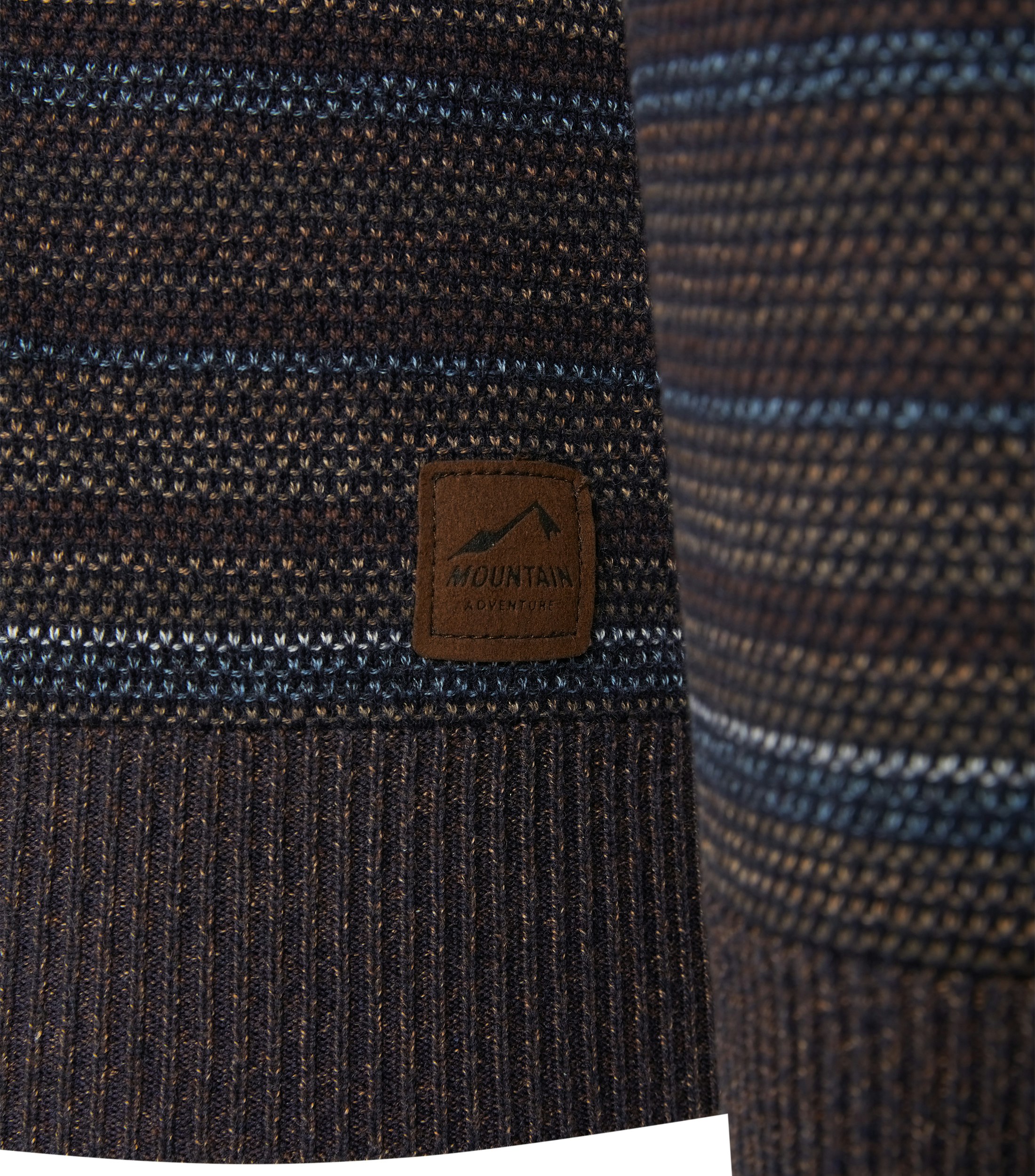 Das Model trägt ein Pullover im gestreift Muster in der Farbe Braun