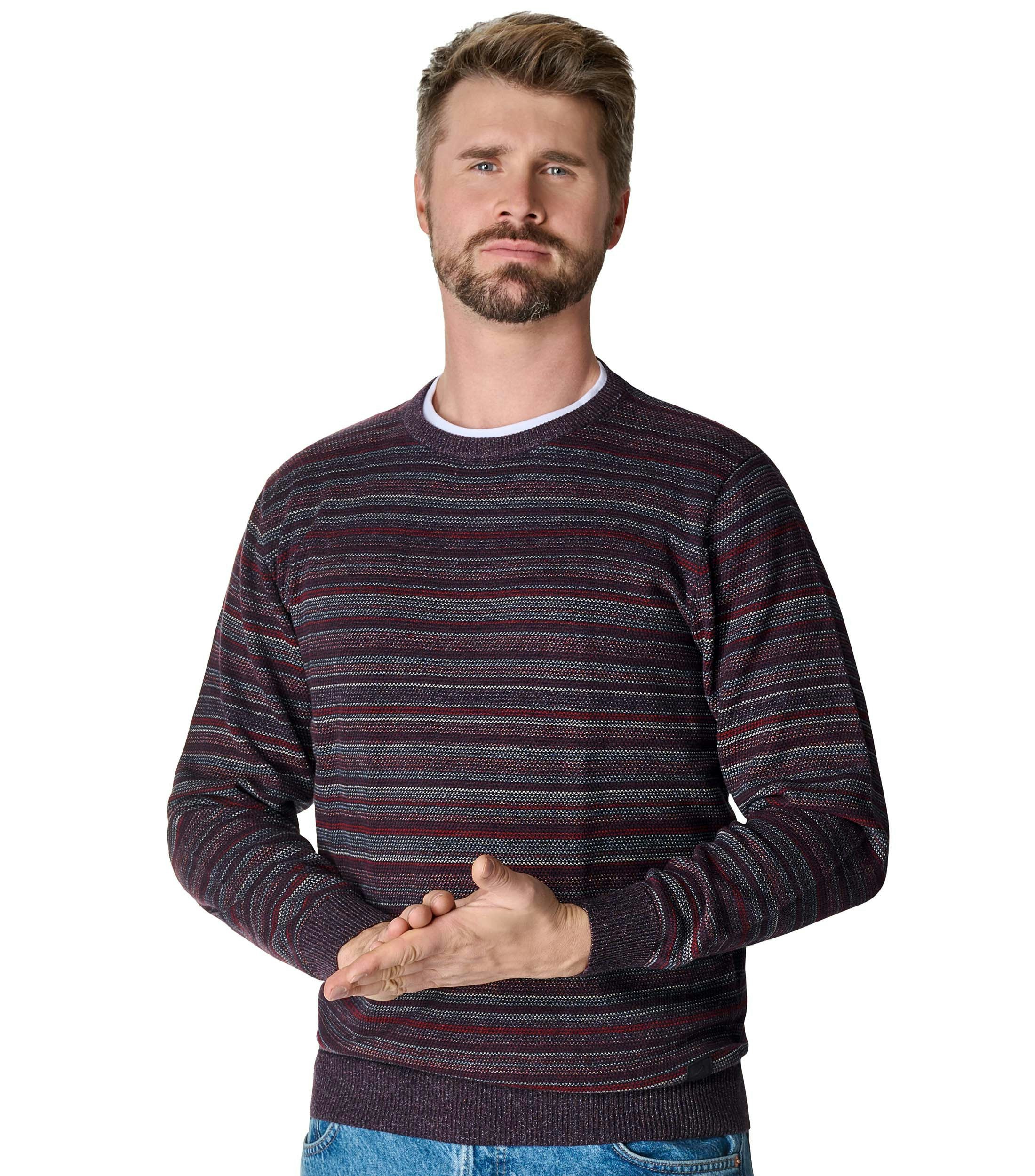 Das Model trägt ein Pullover im gestreift Muster in der Farbe Rot