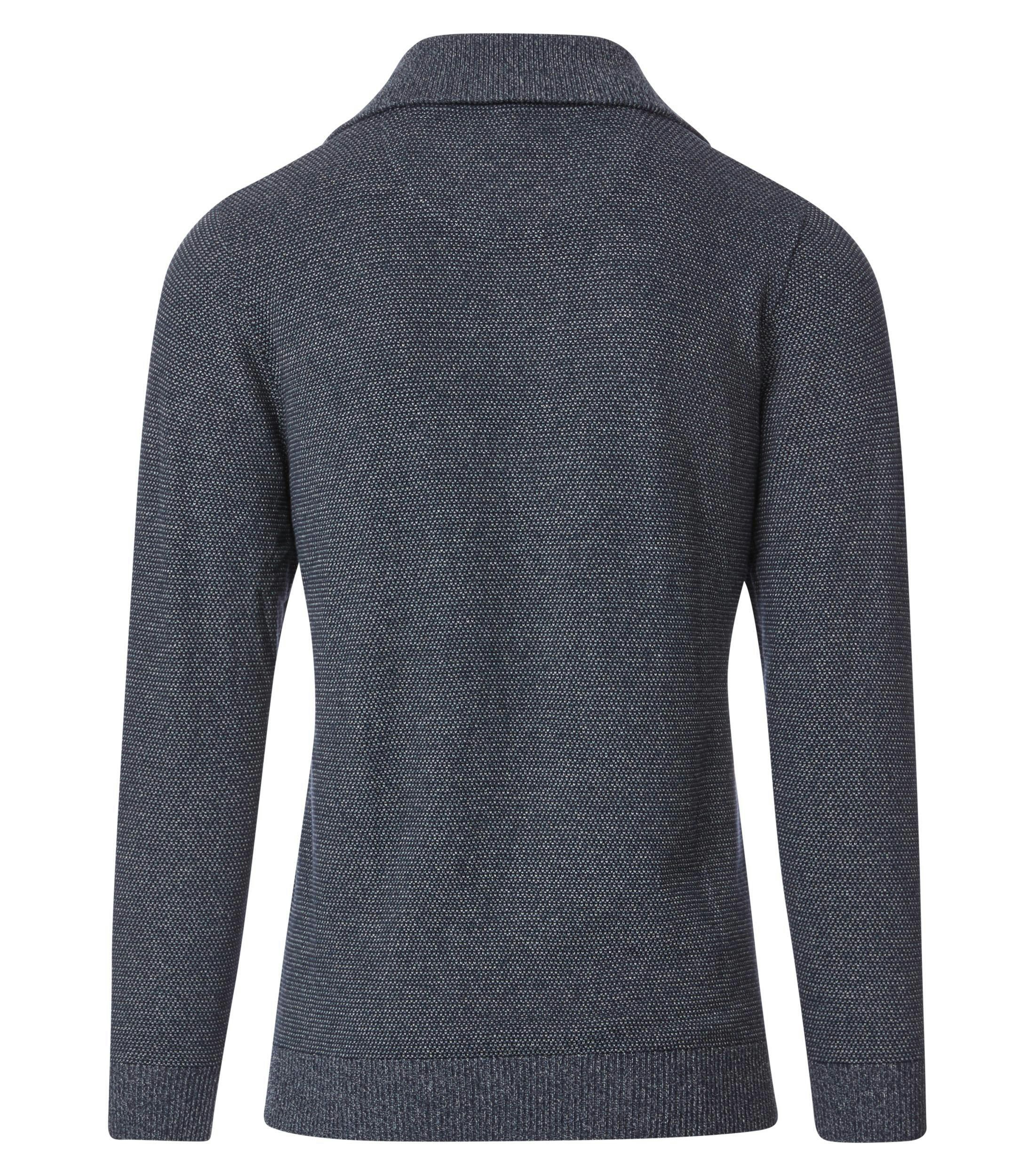 Das Model trägt ein Pullover im uni Muster in der Farbe Blau