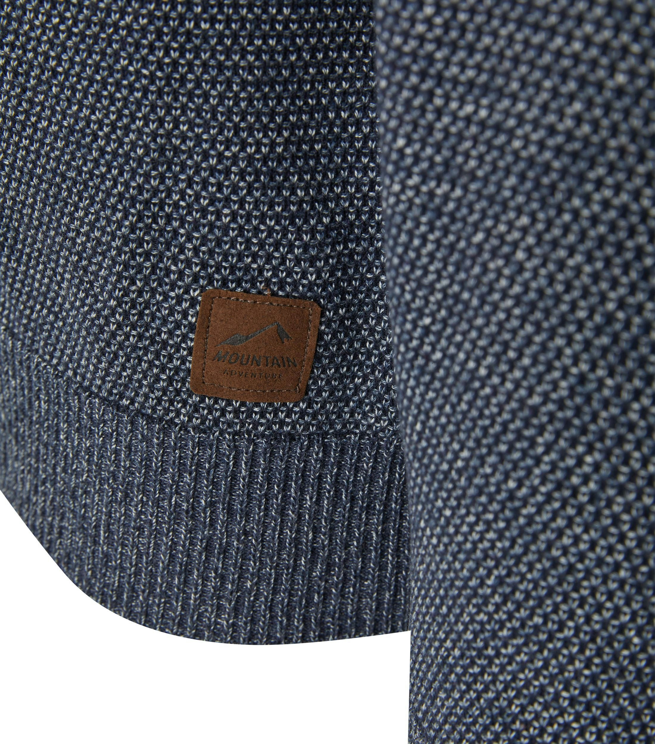 Das Model trägt ein Pullover im uni Muster in der Farbe Blau