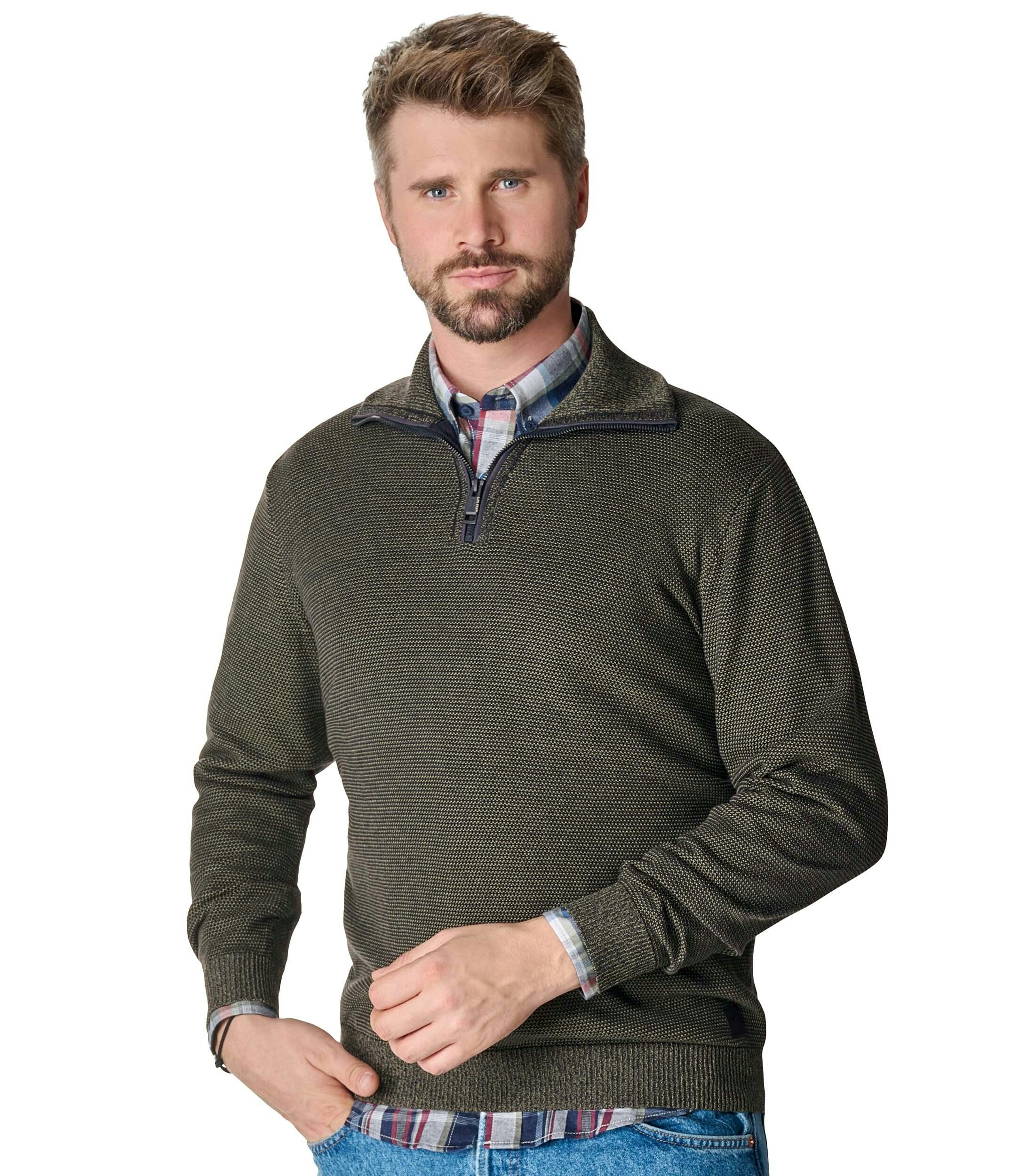 Das Model trägt ein Pullover im uni Muster in der Farbe Grün