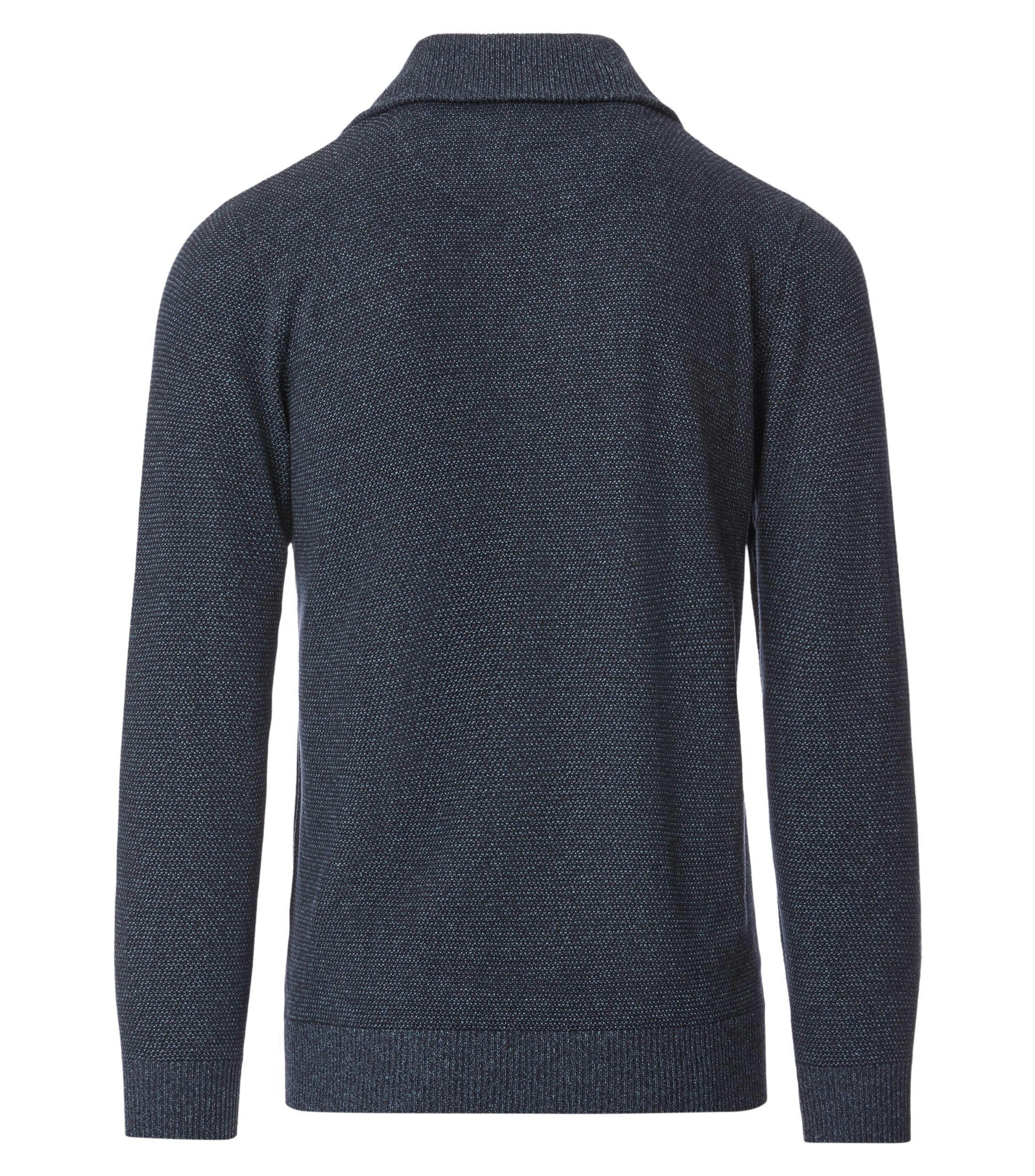 Das Model trägt ein Pullover im uni Muster in der Farbe Dunkelblau