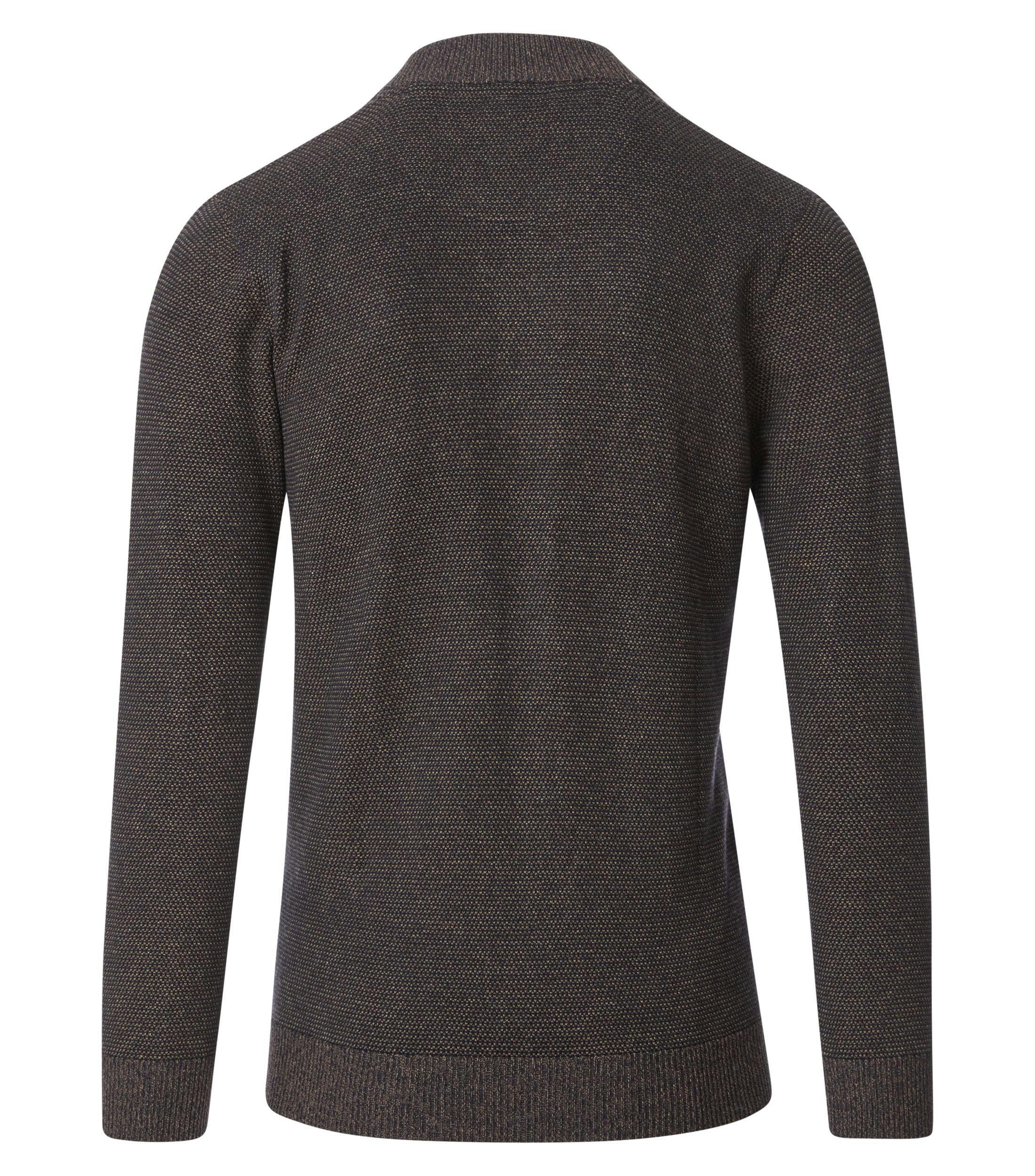 Das Model trägt eine Strickjacke im uni Muster in der Farbe Beige