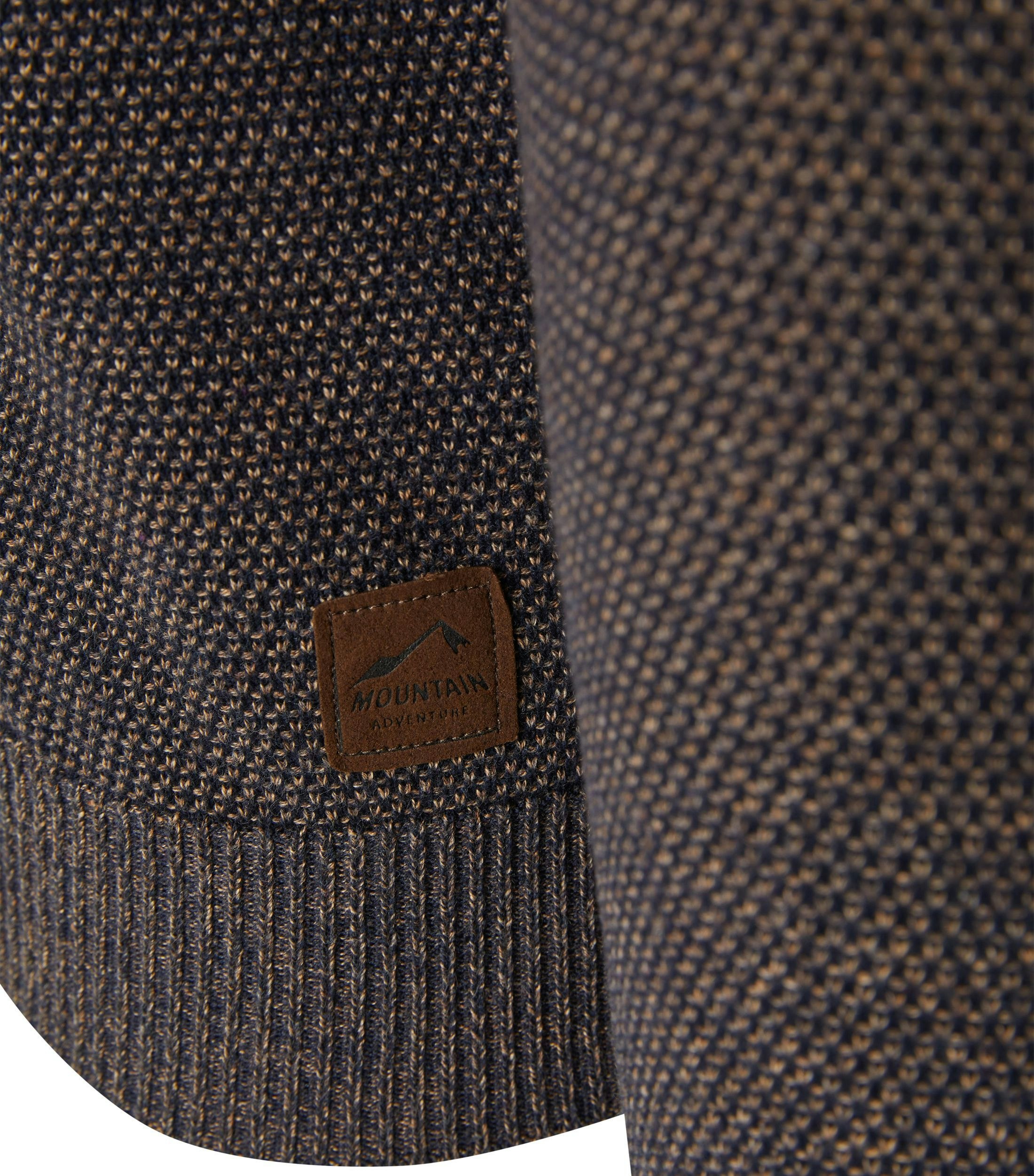 Das Model trägt eine Strickjacke im uni Muster in der Farbe Beige