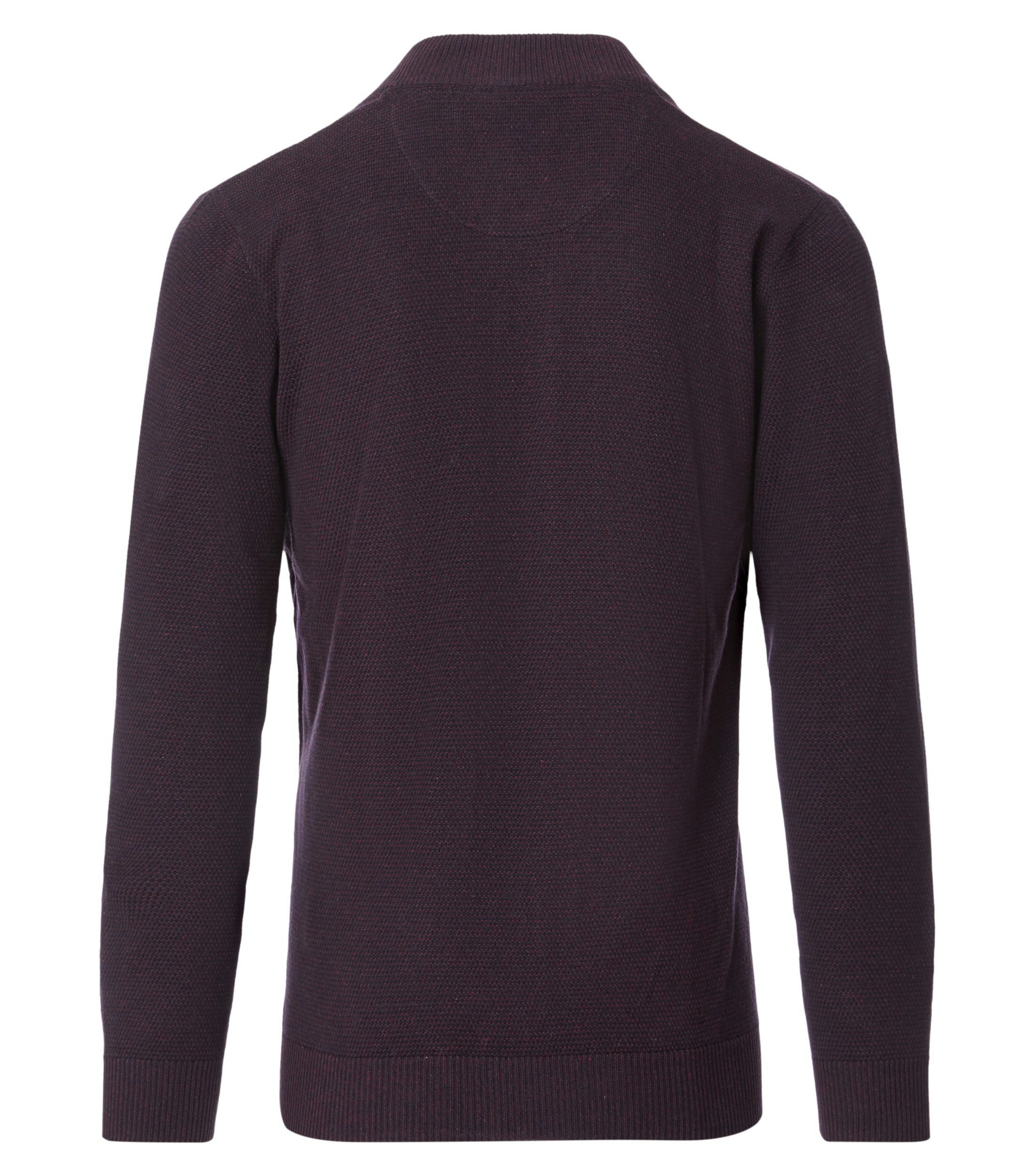 Das Model trägt eine Strickjacke im uni Muster in der Farbe Dunkelrot