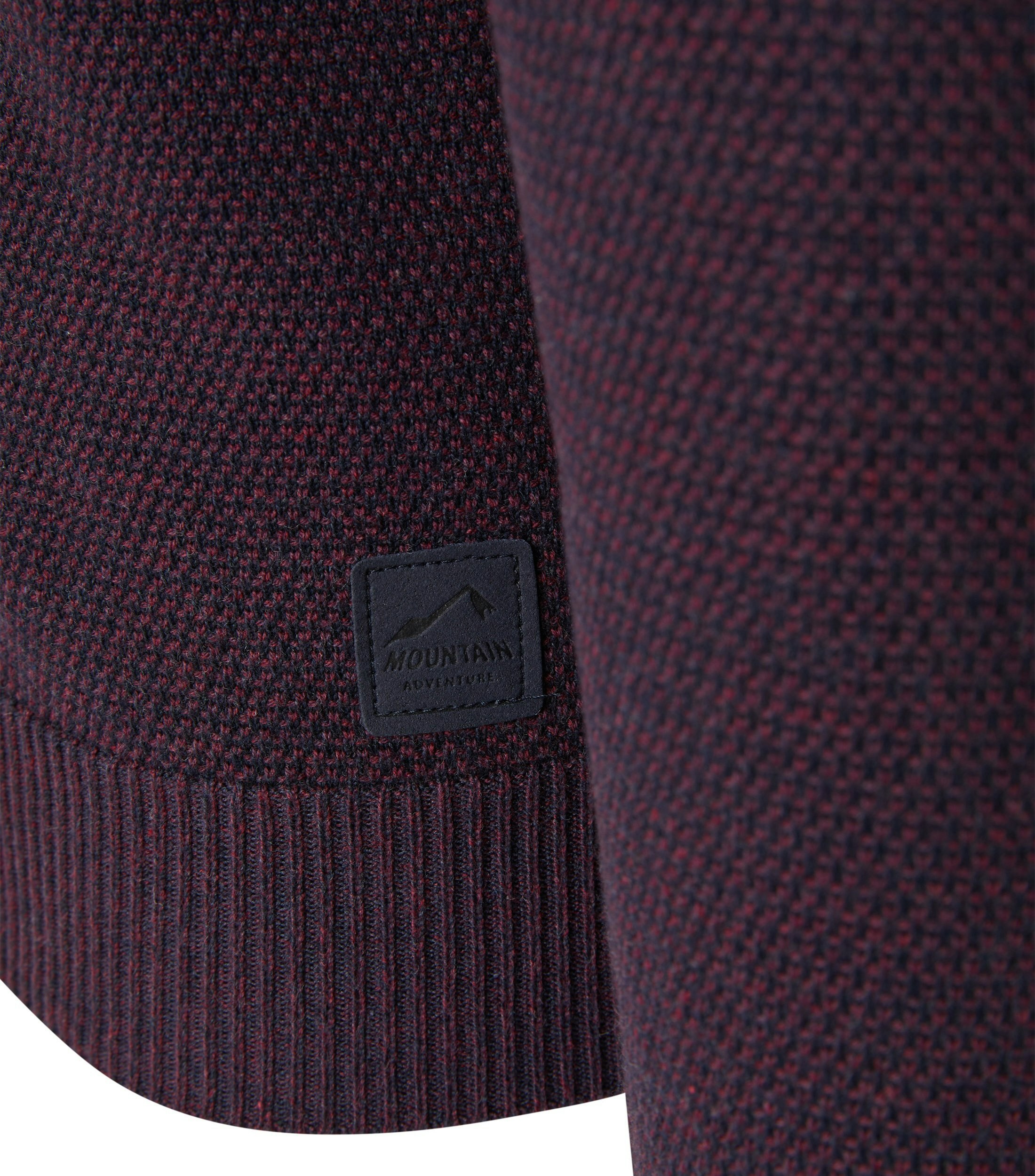 Das Model trägt eine Strickjacke im uni Muster in der Farbe Dunkelrot