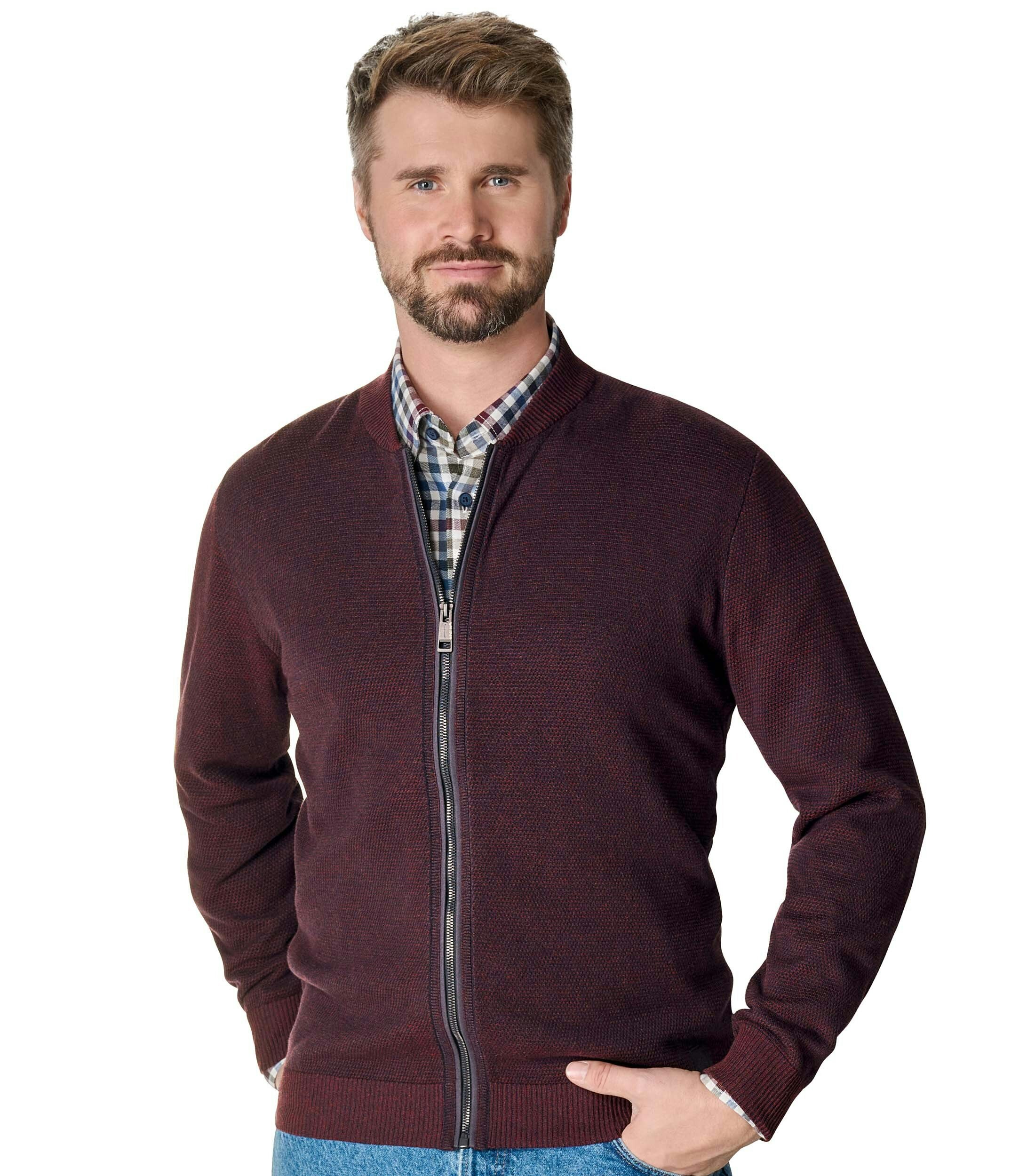 Das Model trägt eine Strickjacke im uni Muster in der Farbe Dunkelrot