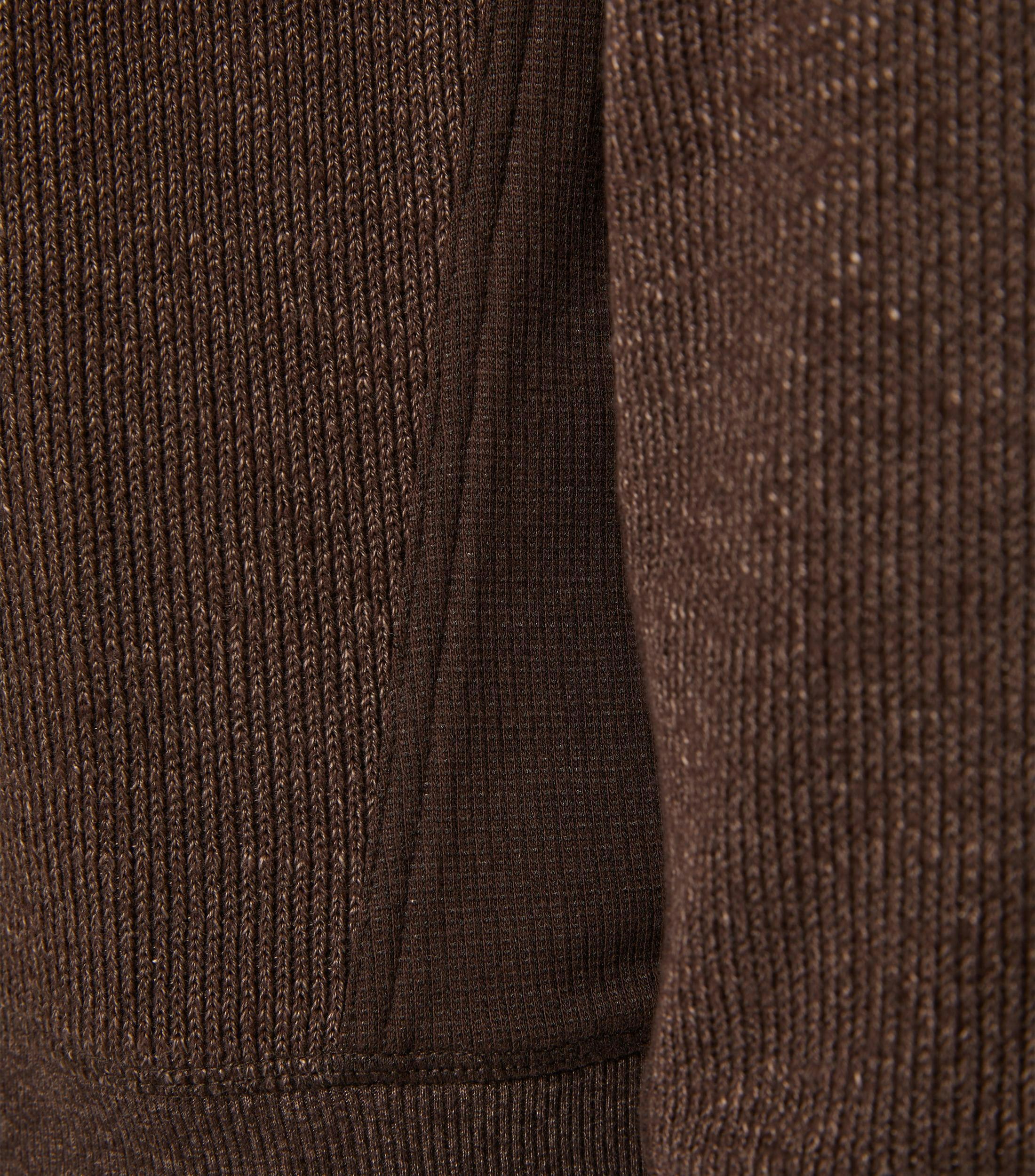 Ein Sweatshirt im uni Muster in der Farbe Braun