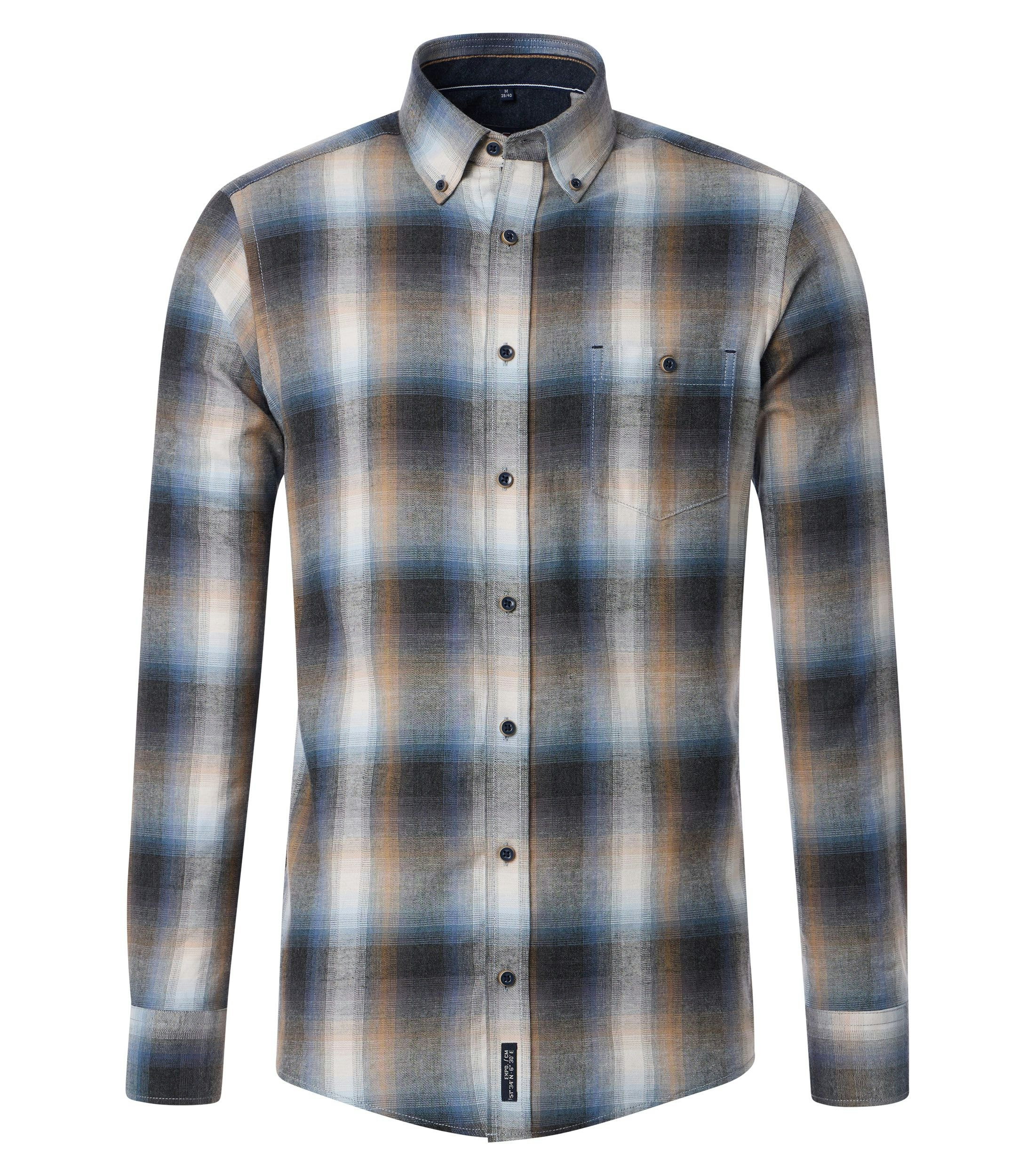 Das Model trägt ein Freizeithemd im kariert Muster in der Farbe Weißblau