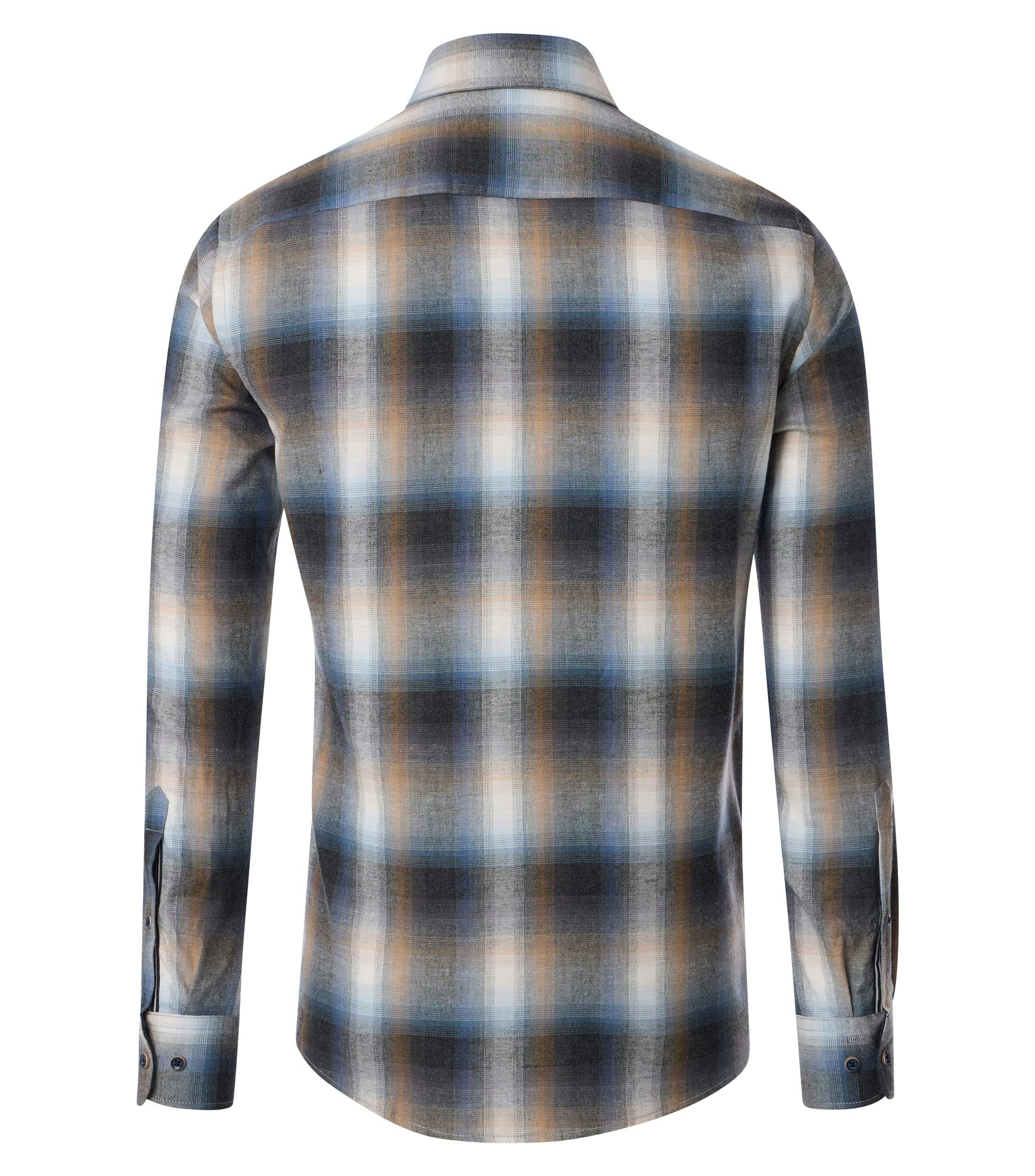 Das Model trägt ein Freizeithemd im kariert Muster in der Farbe Weißblau