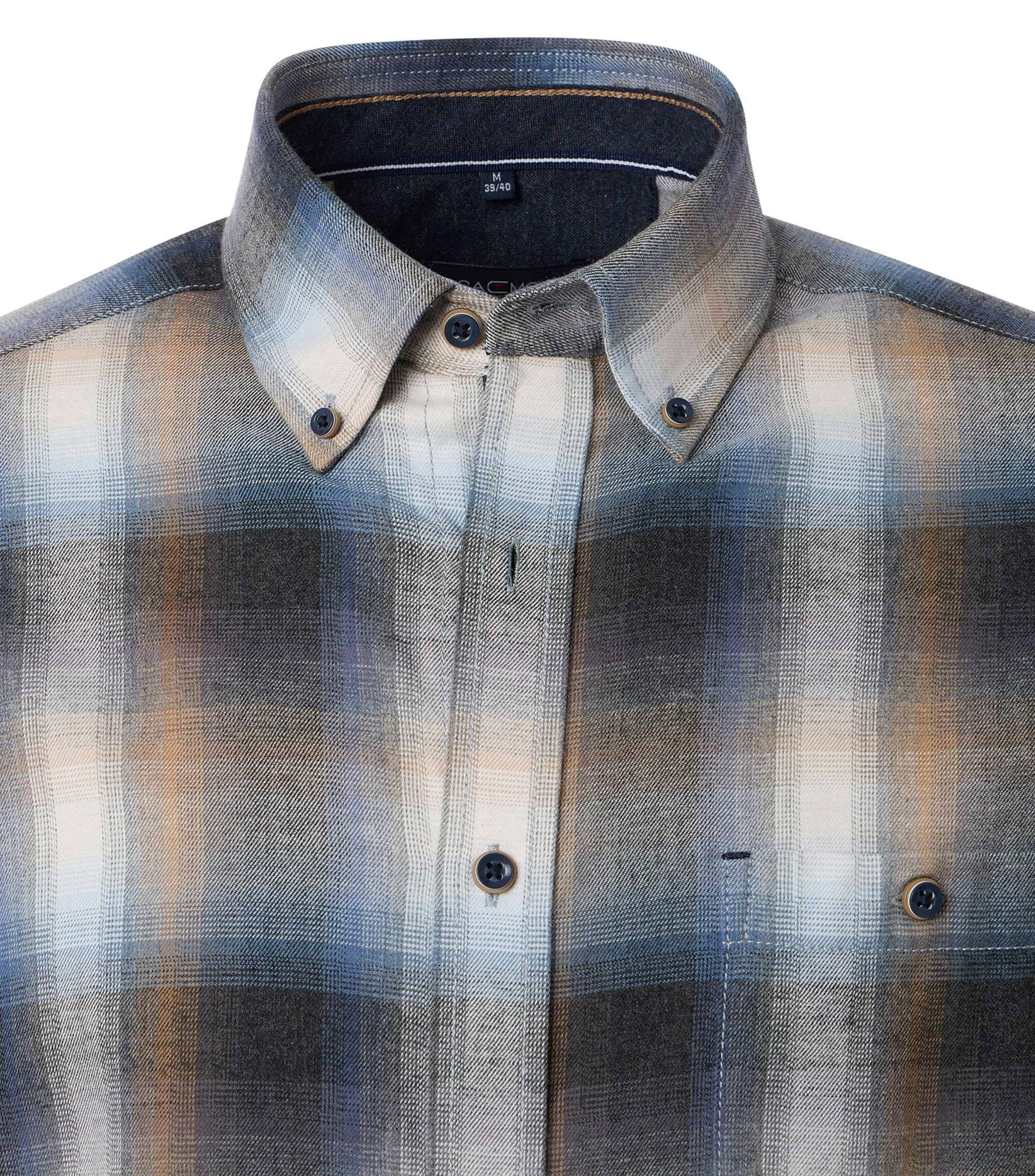 Das Model trägt ein Freizeithemd im kariert Muster in der Farbe Weißblau