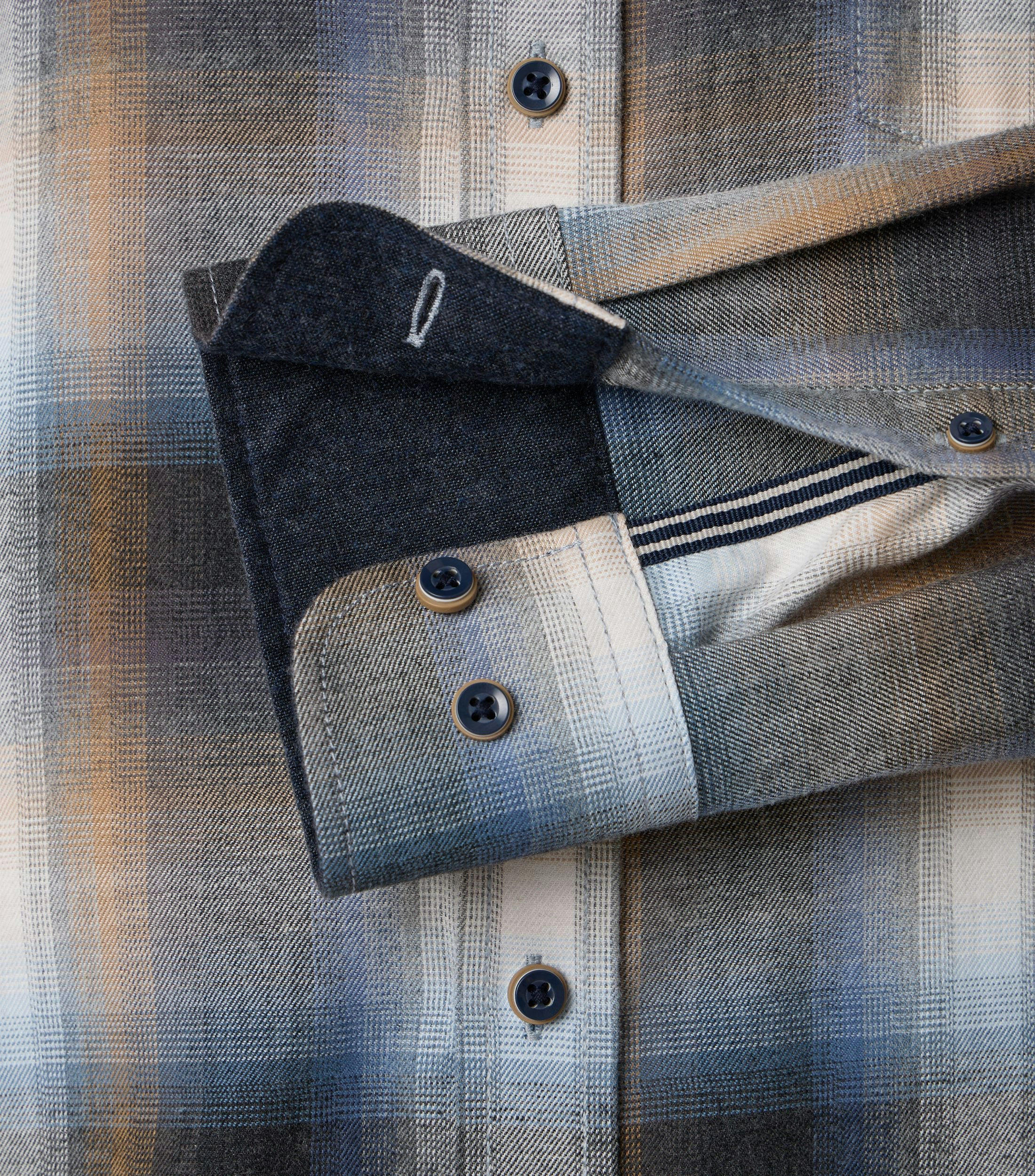 Das Model trägt ein Freizeithemd im kariert Muster in der Farbe Weißblau