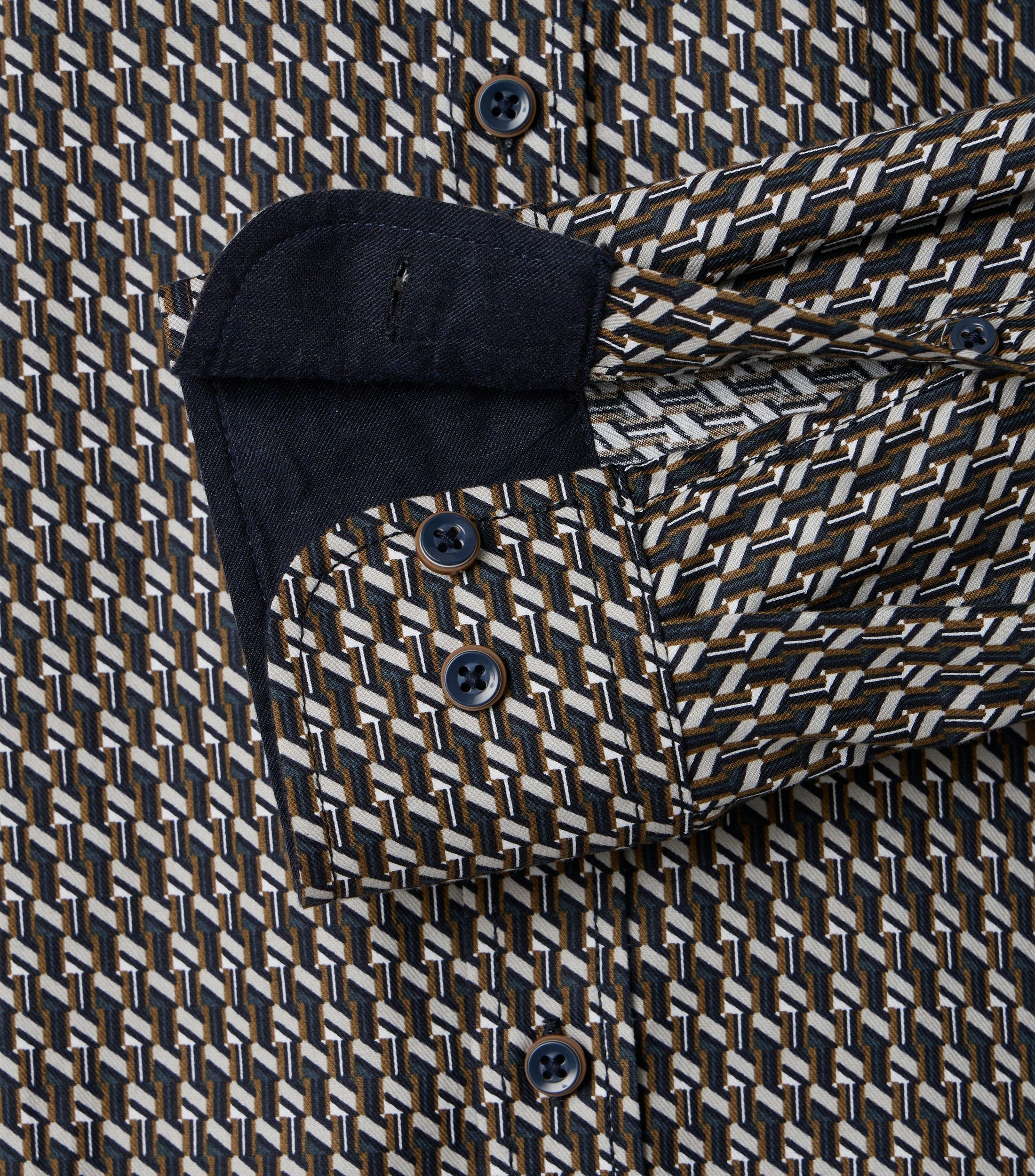 Ein Freizeithemd im Print Muster in der Farbe Gelb