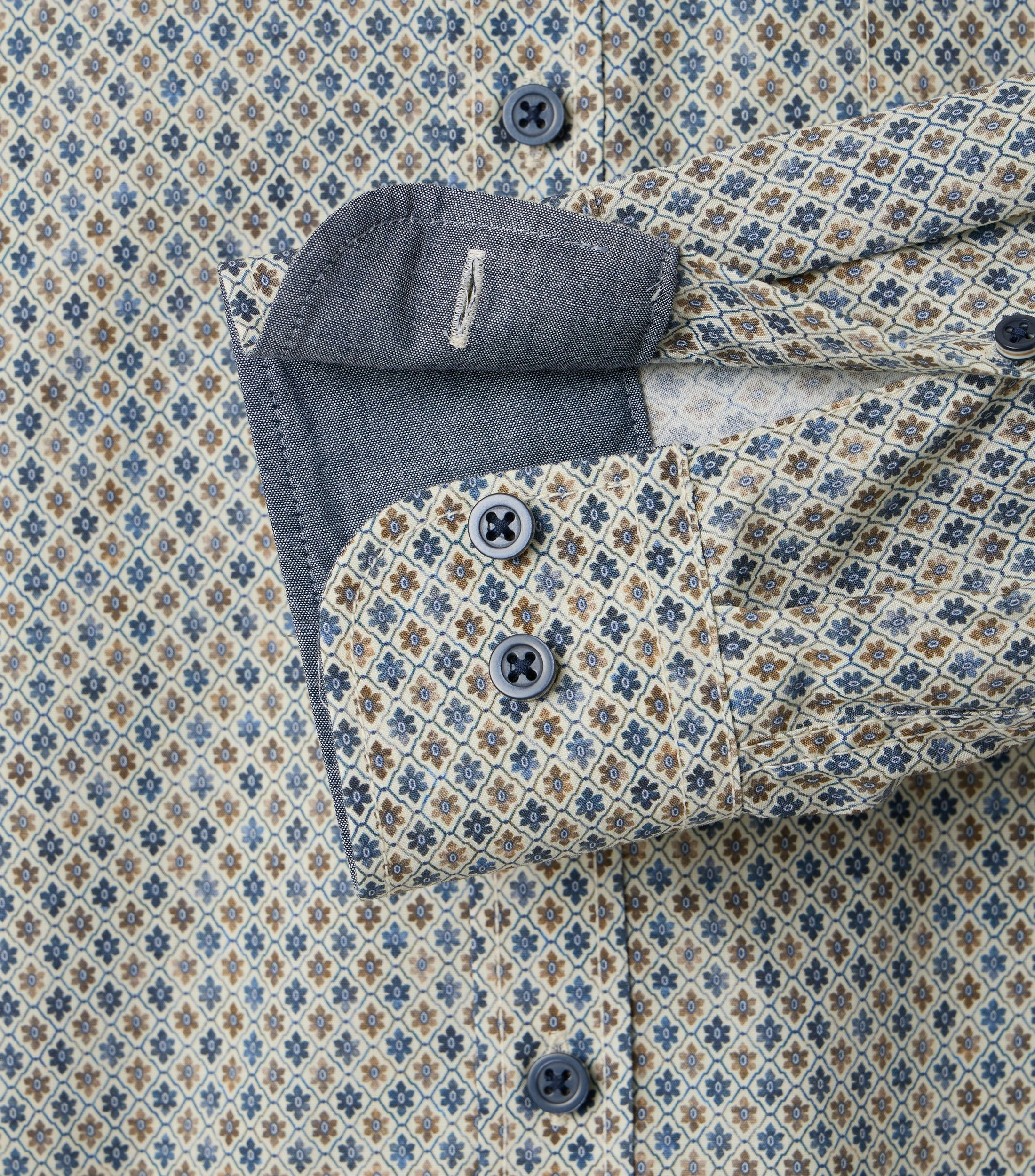 Ein Freizeithemd im Print Muster in der Farbe Hellgelb