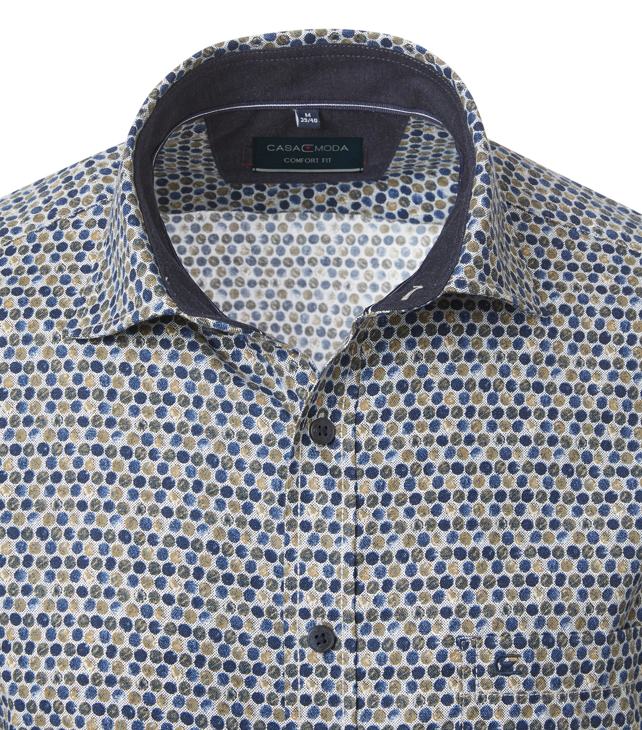 Ein Freizeithemd im Print Muster in der Farbe Blau