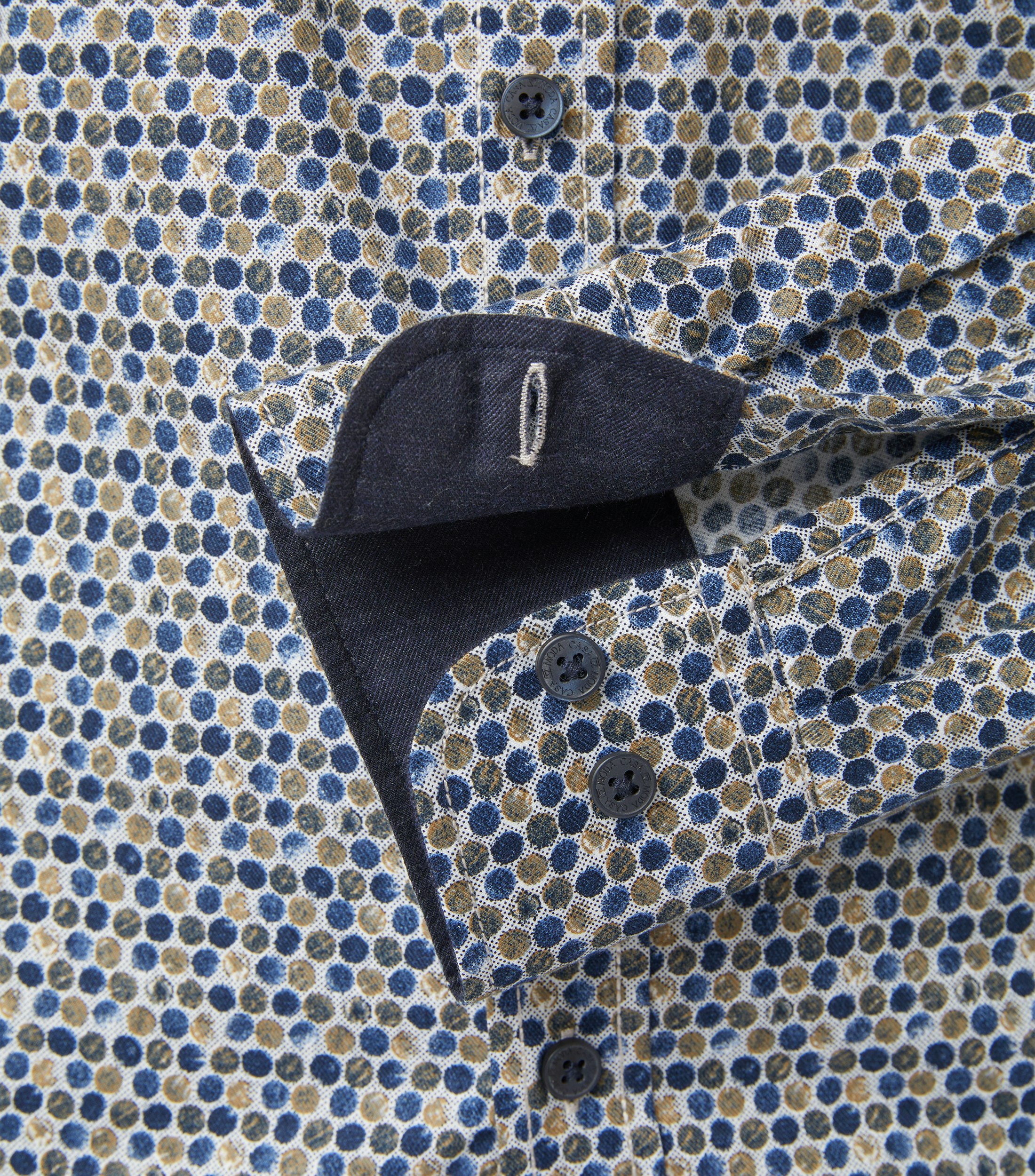 Ein Freizeithemd im Print Muster in der Farbe Blau