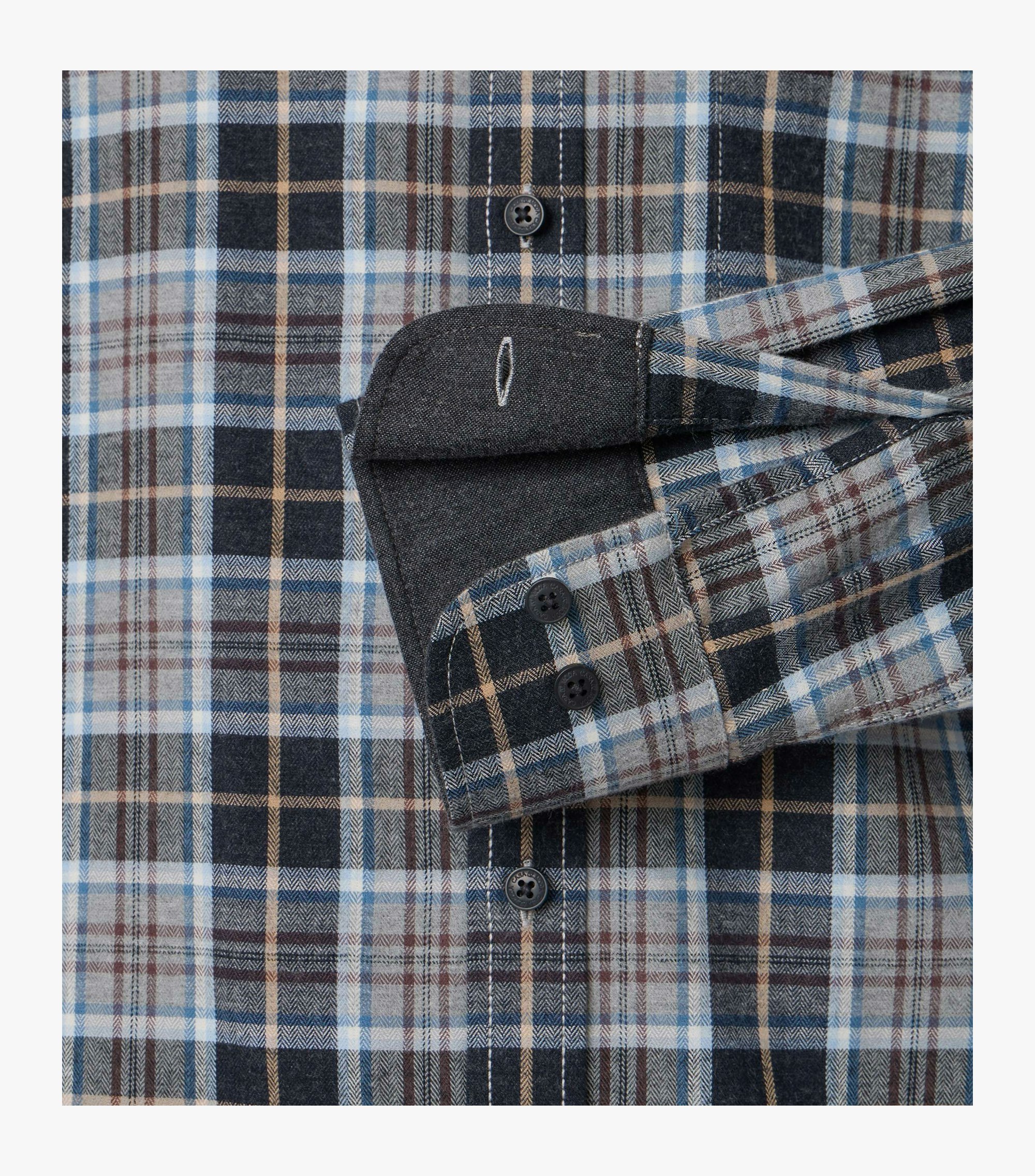 Ein Freizeithemd im kariert Muster in der Farbe Dunkelblau