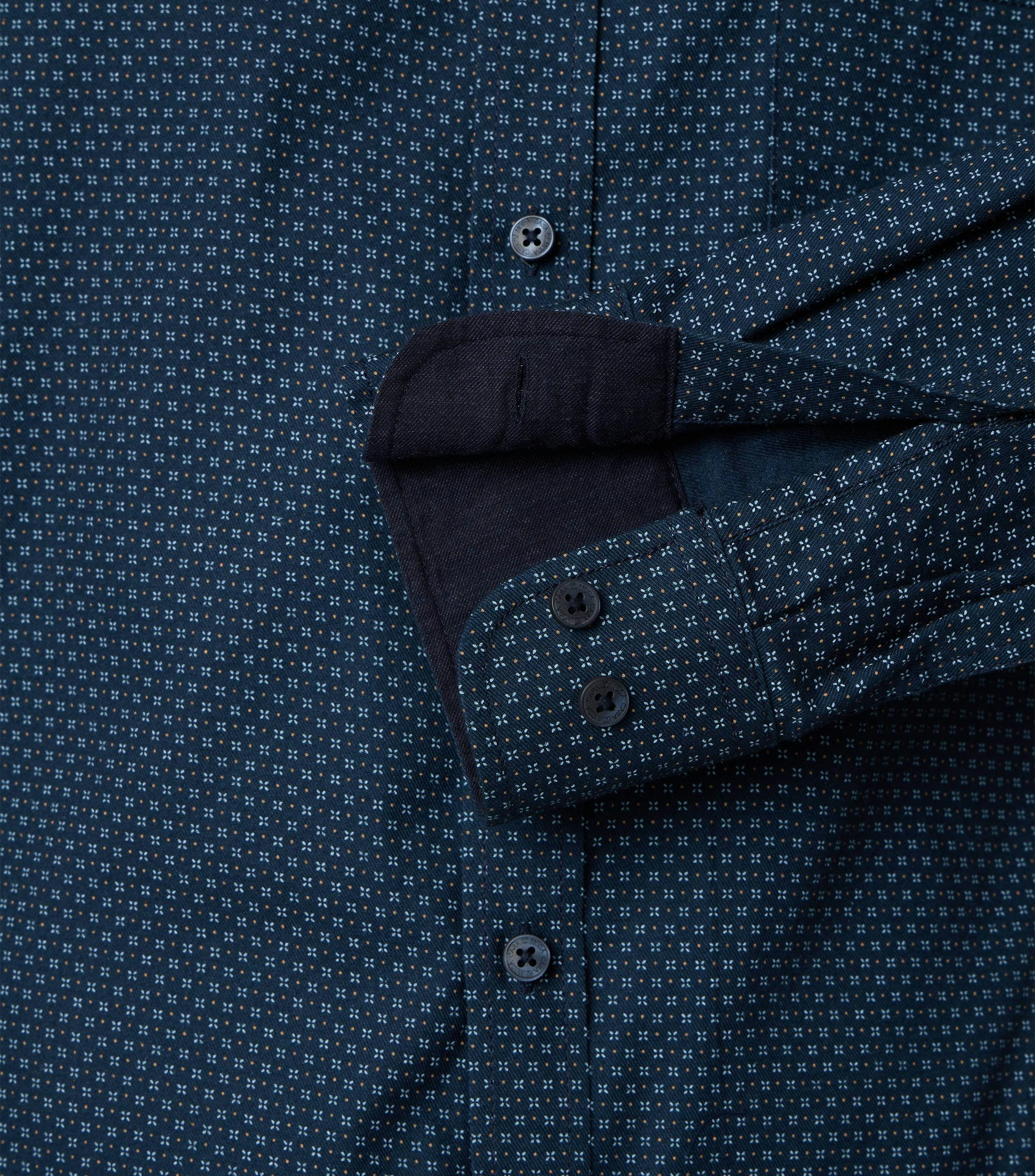 Ein Freizeithemd im Print Muster in der Farbe Dunkelblau