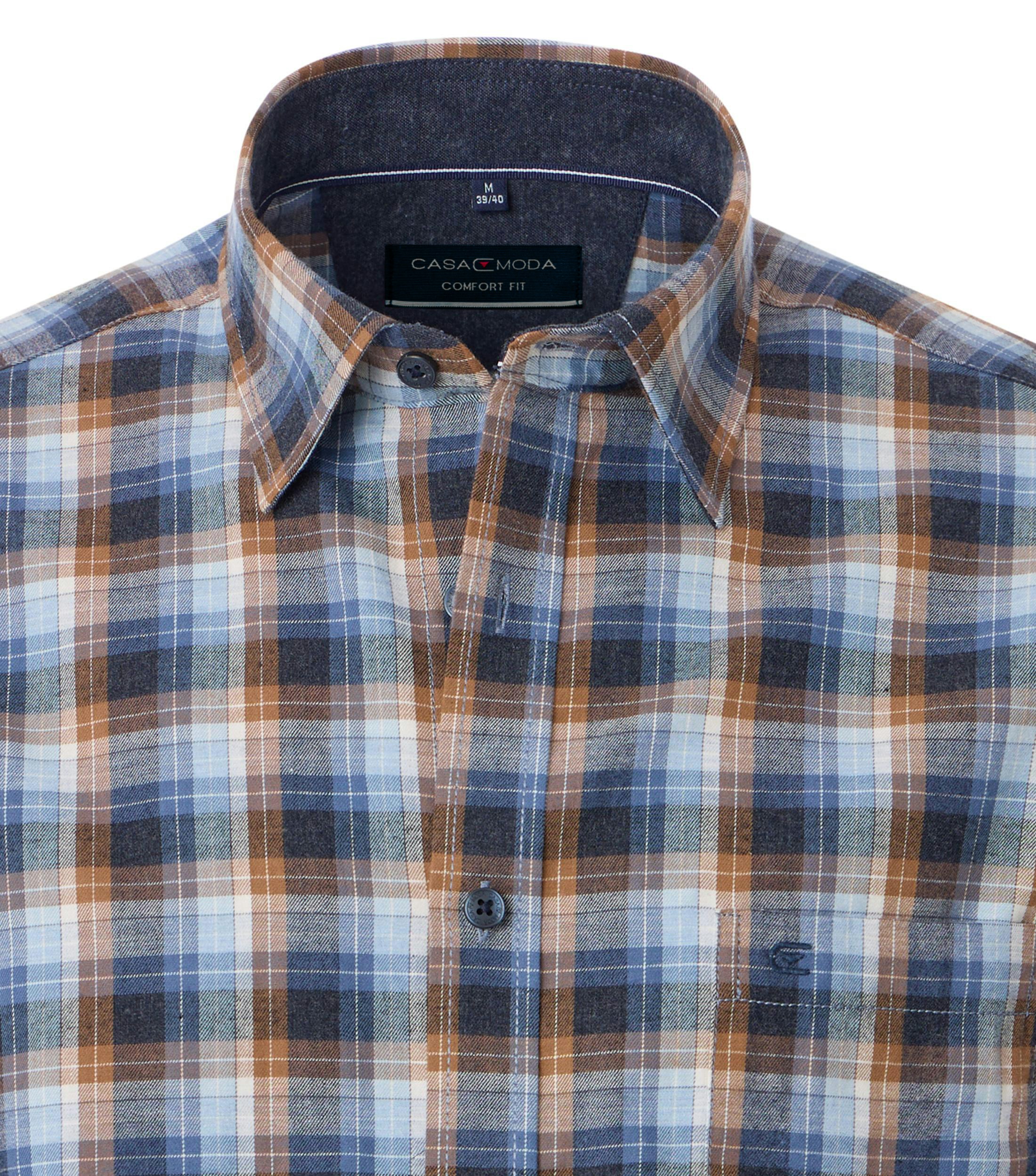 Ein Freizeithemd im Print Muster in der Farbe Blau