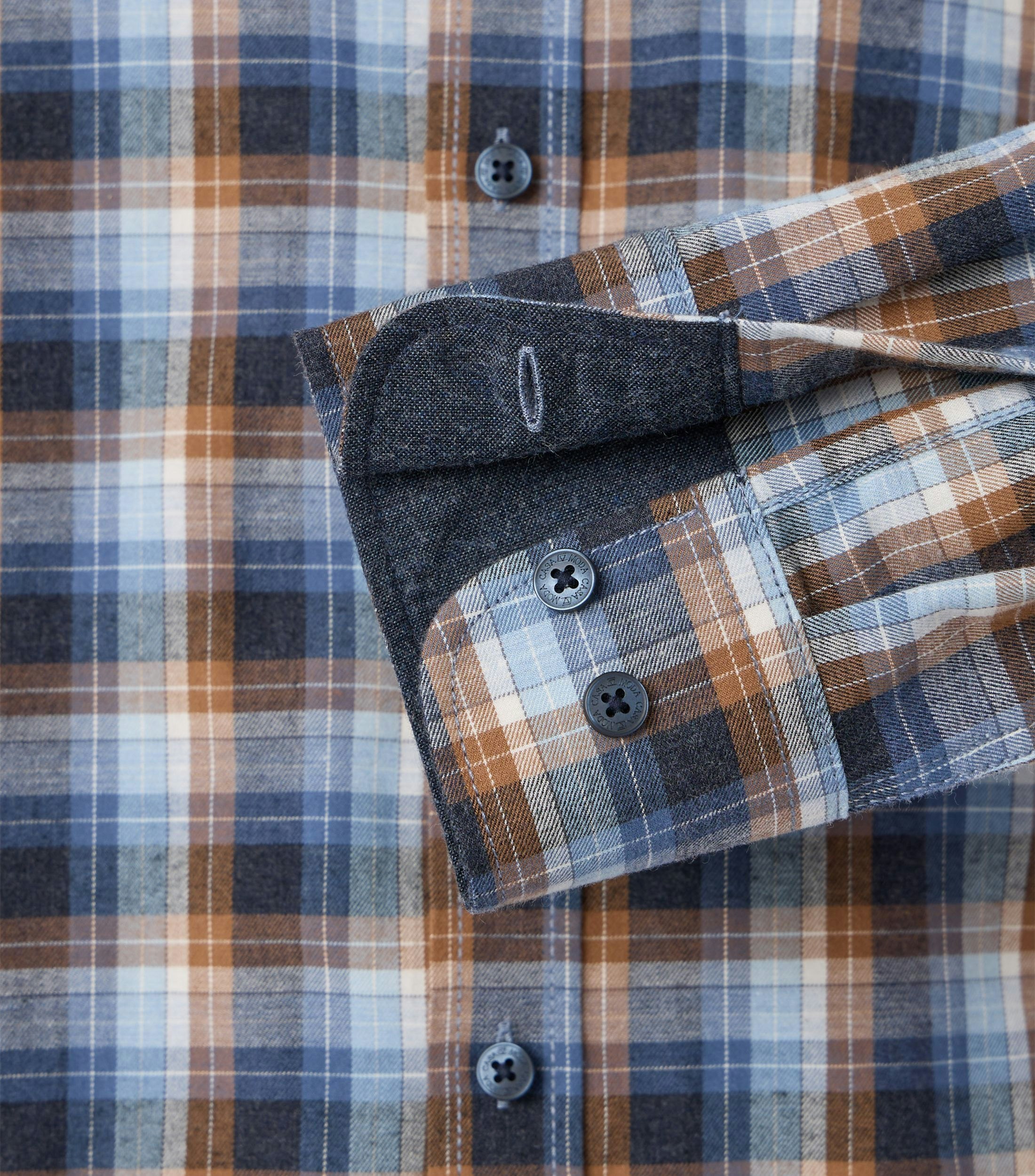 Ein Freizeithemd im Print Muster in der Farbe Blau