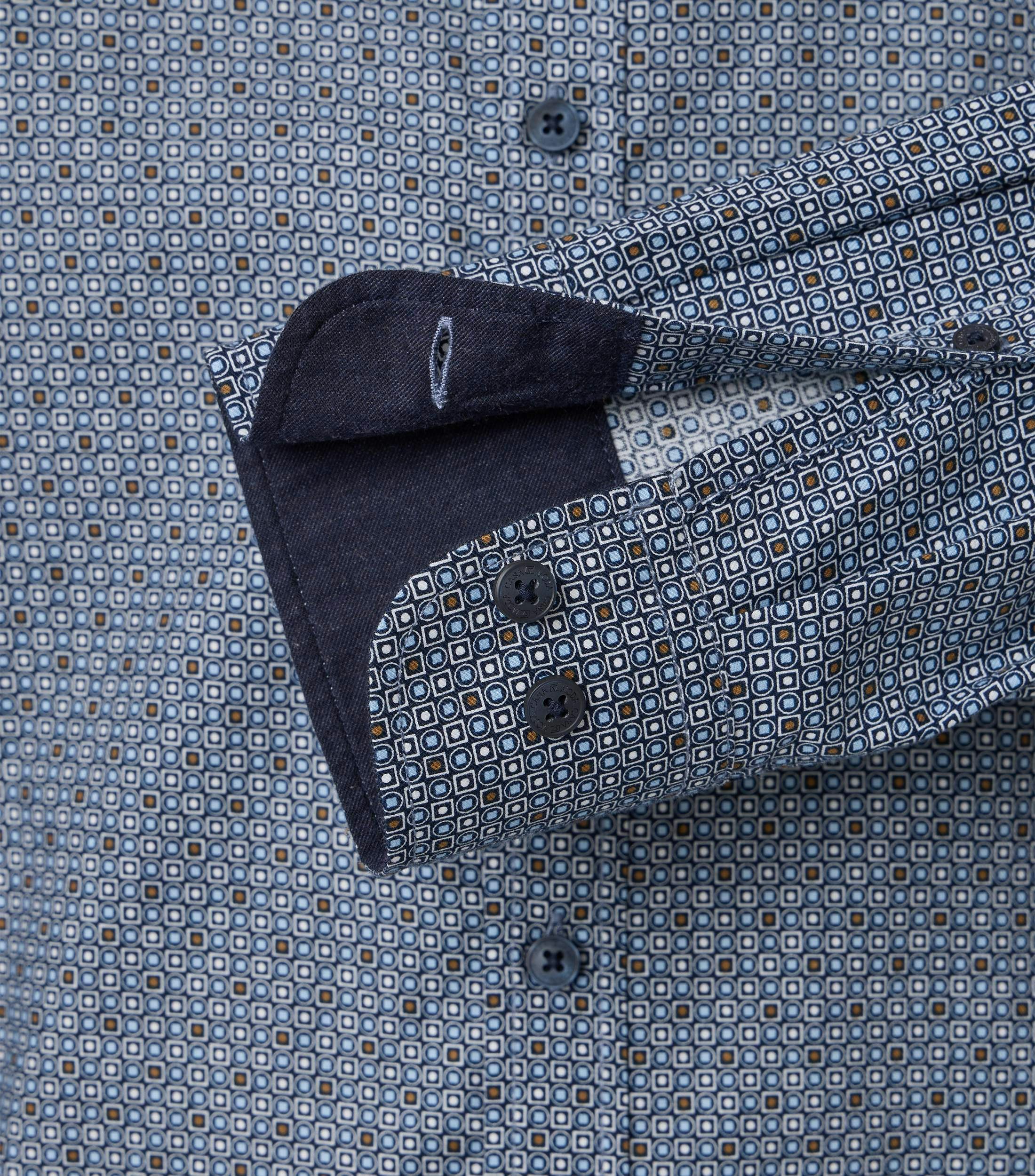 Ein Freizeithemd im Print Muster in der Farbe Hellblau