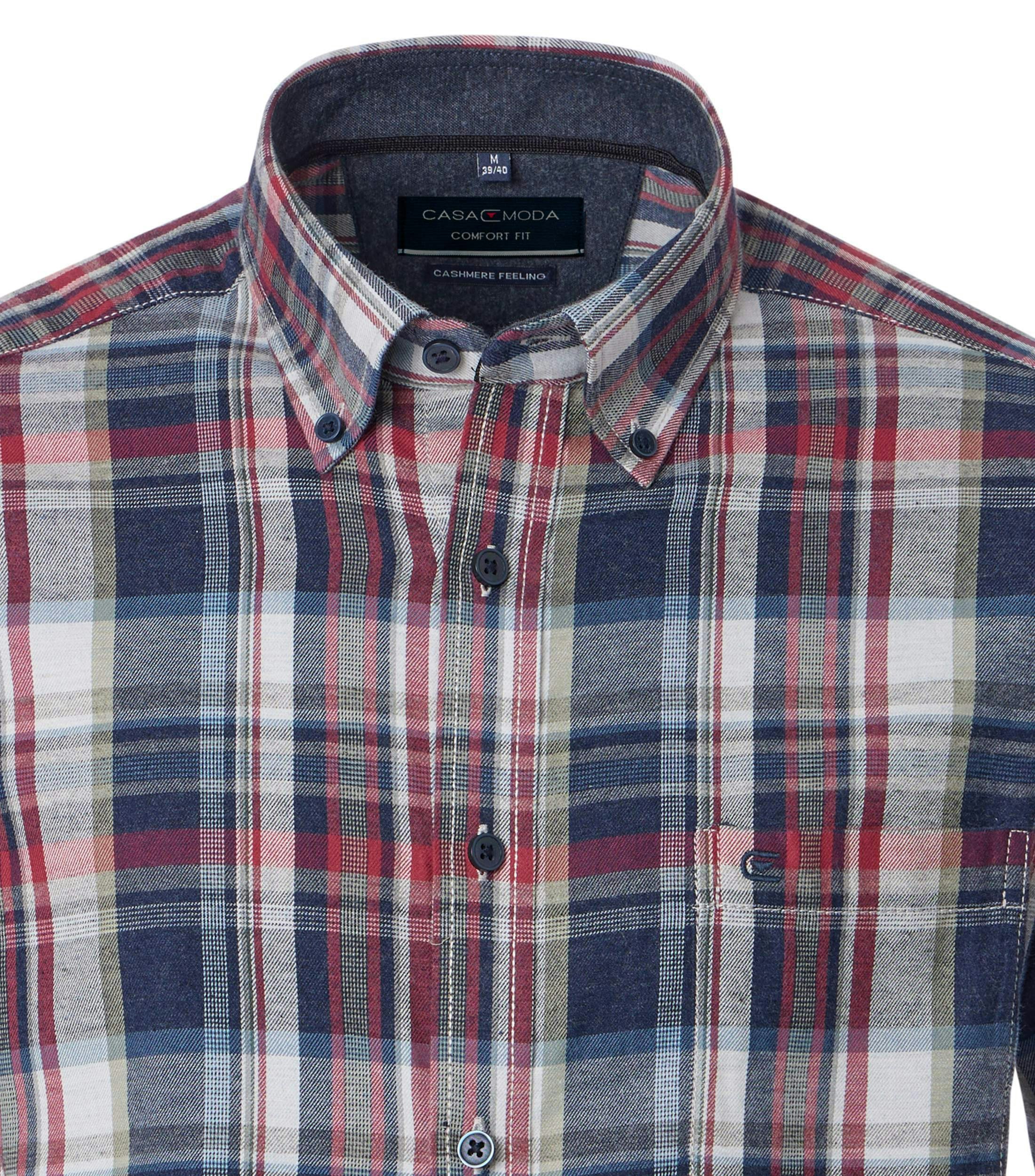 Das Model trägt ein Freizeithemd im kariert Muster in der Farbe Rot