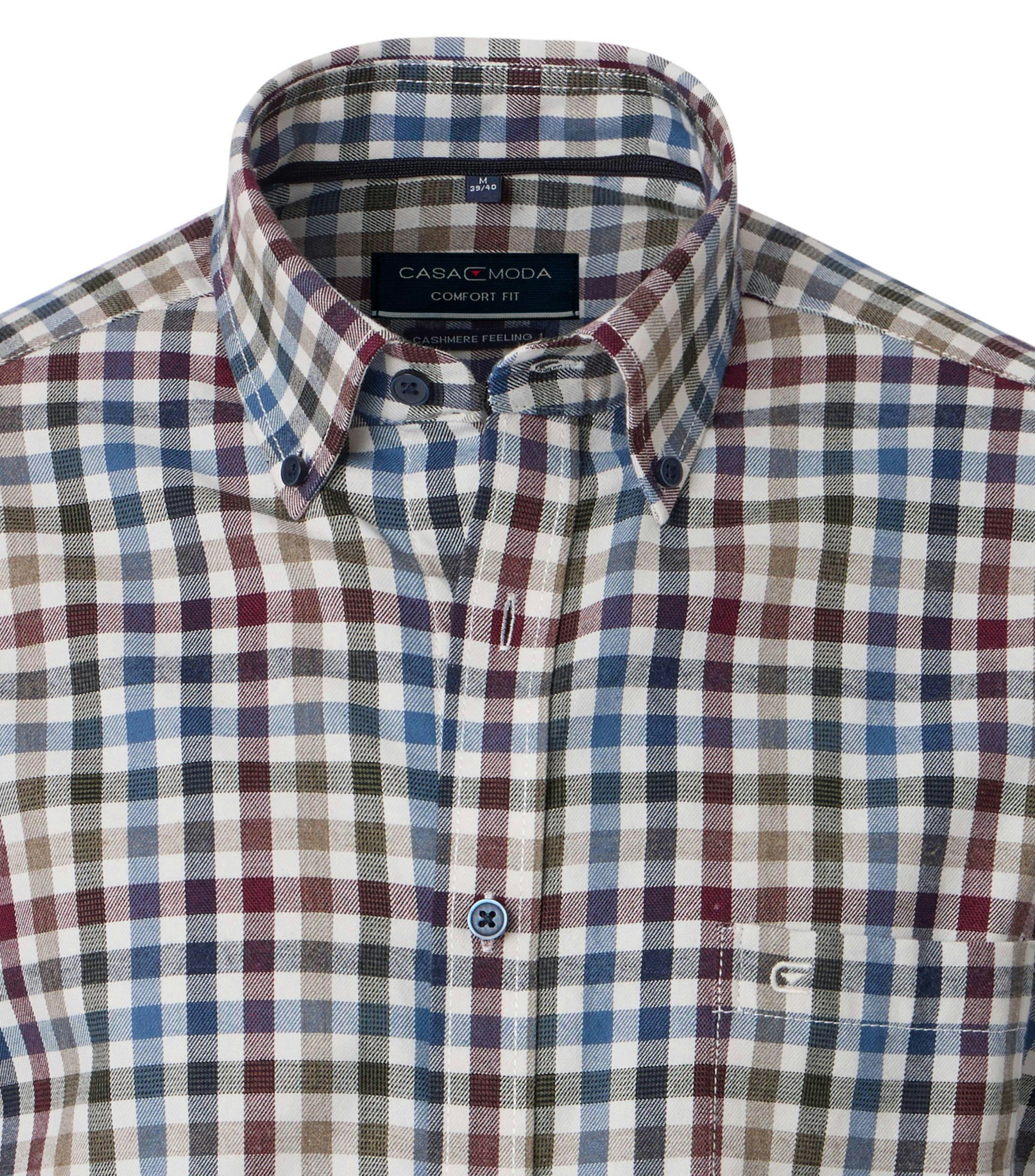 Das Model trägt ein Freizeithemd im kariert Muster in der Farbe Hellrot