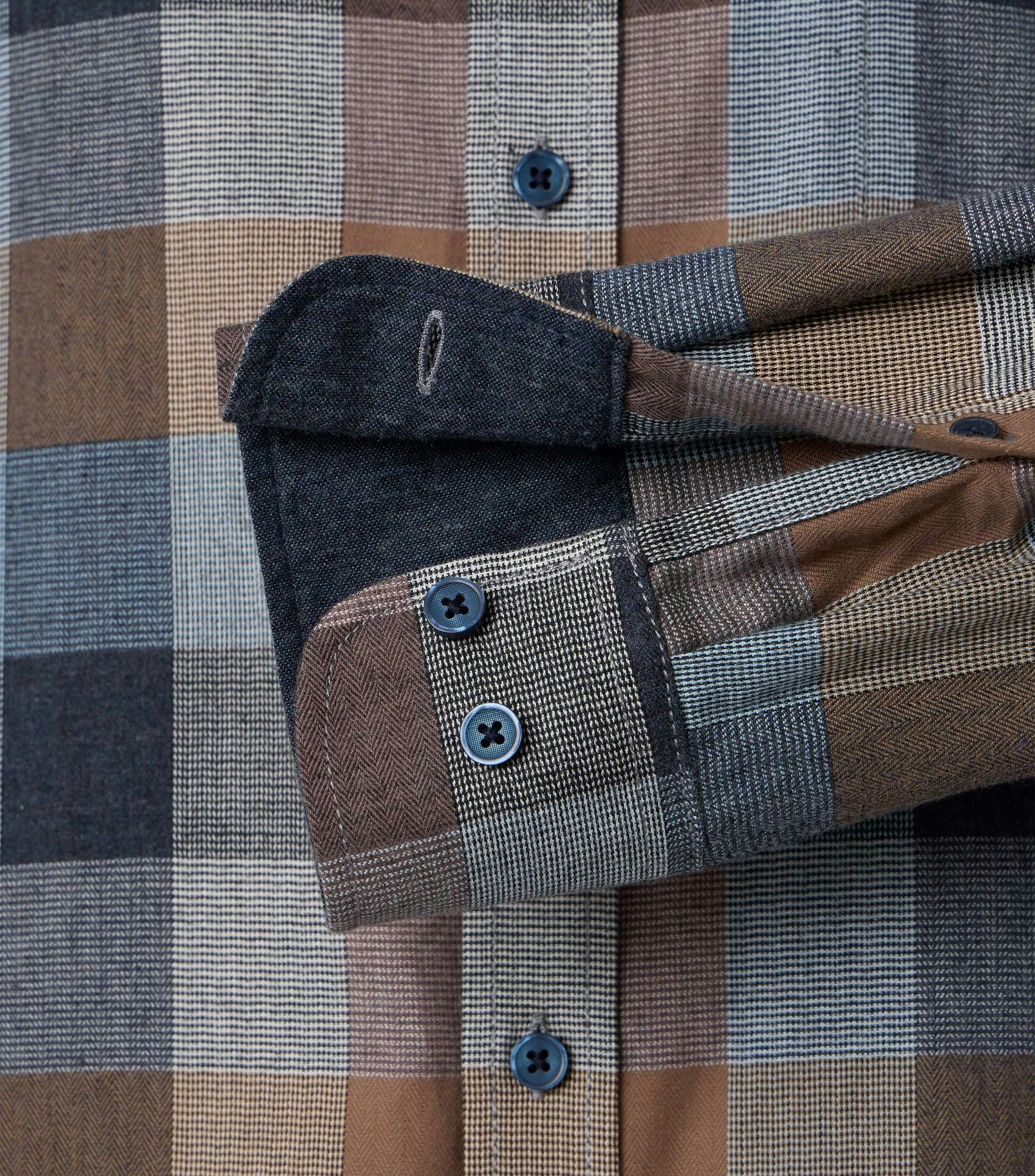 Ein Freizeithemd im kariert Muster in der Farbe Orange