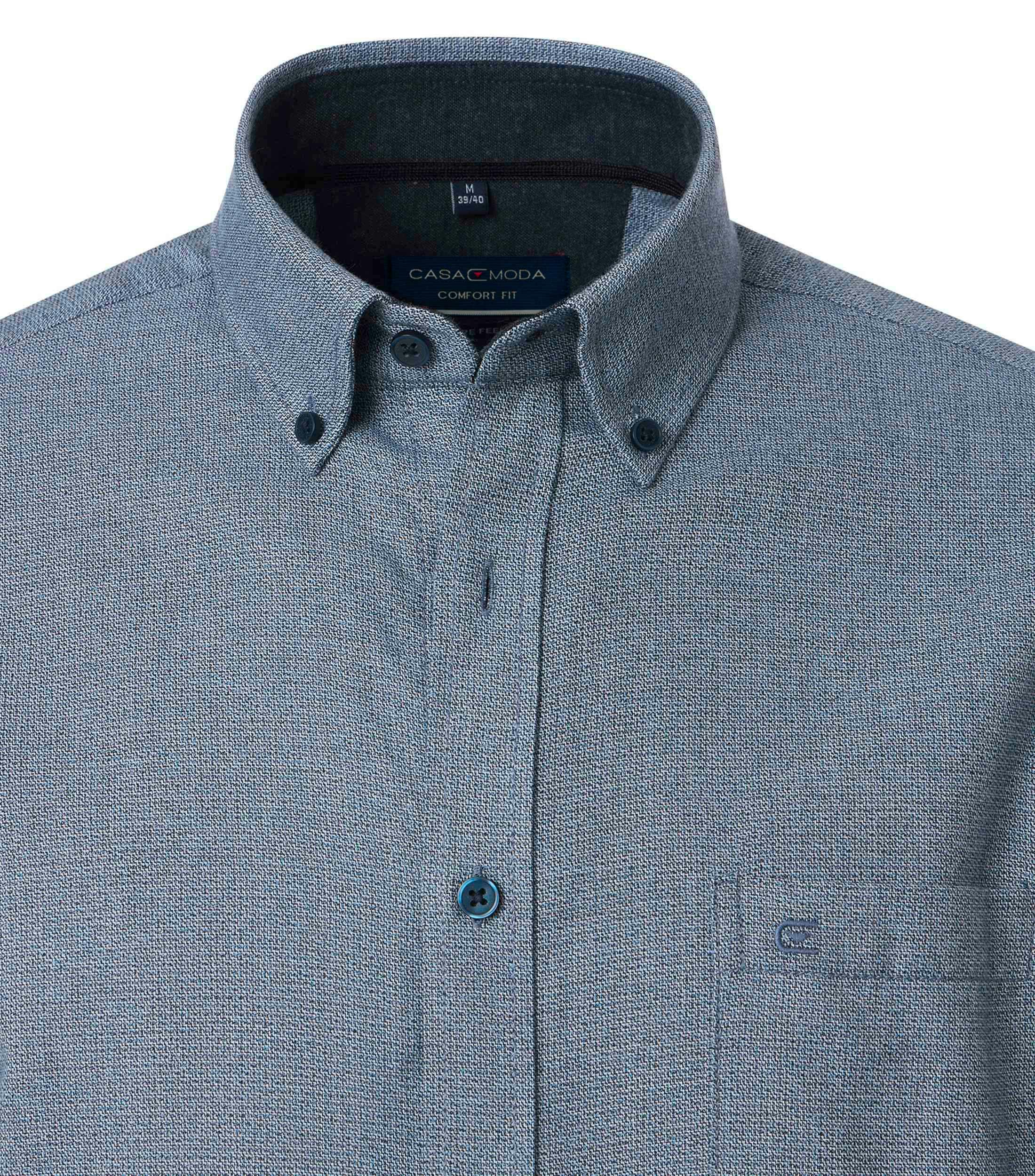 Ein Freizeithemd im uni Muster in der Farbe Blau