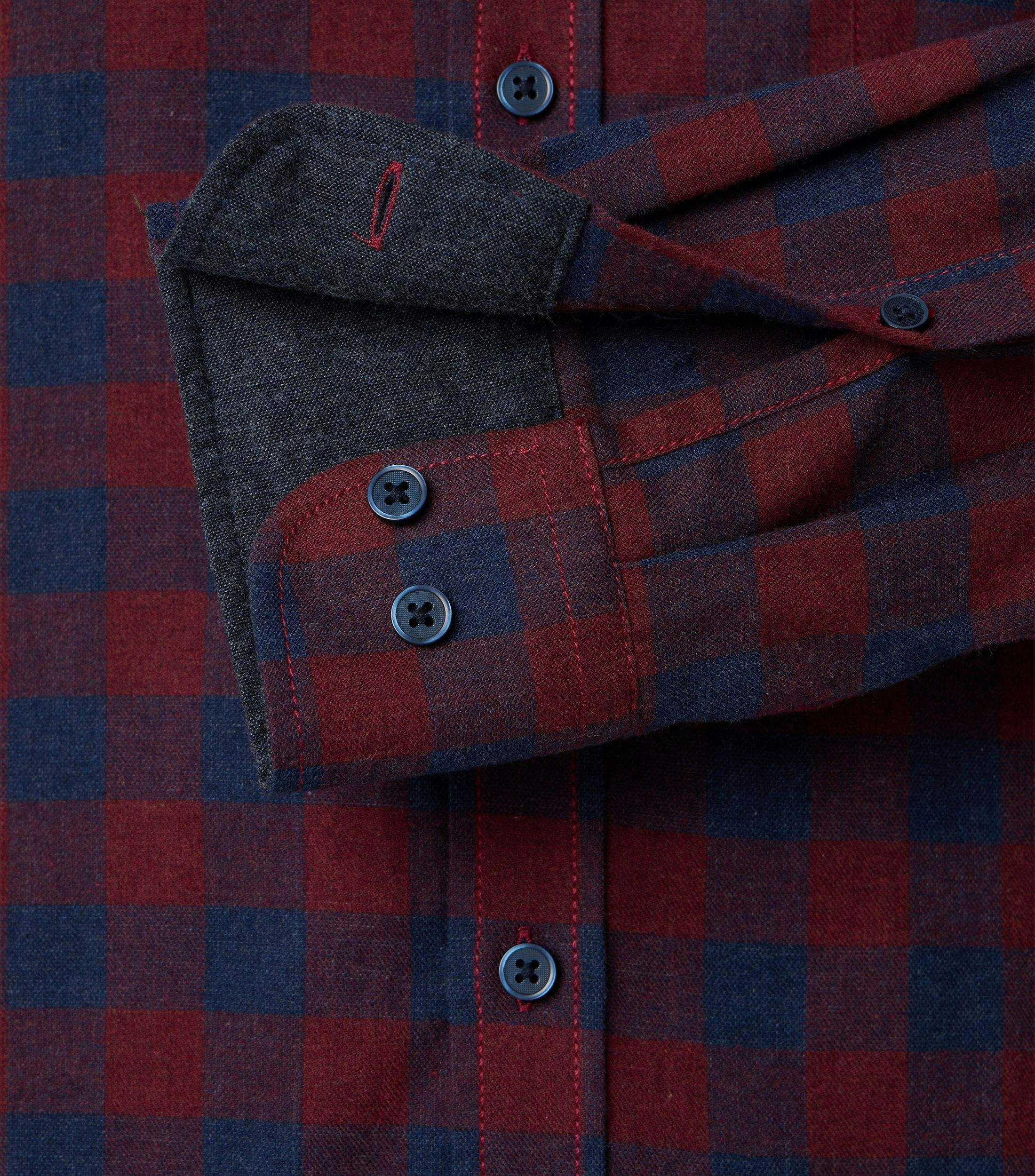 Ein Freizeithemd im kariert Muster in der Farbe Rot