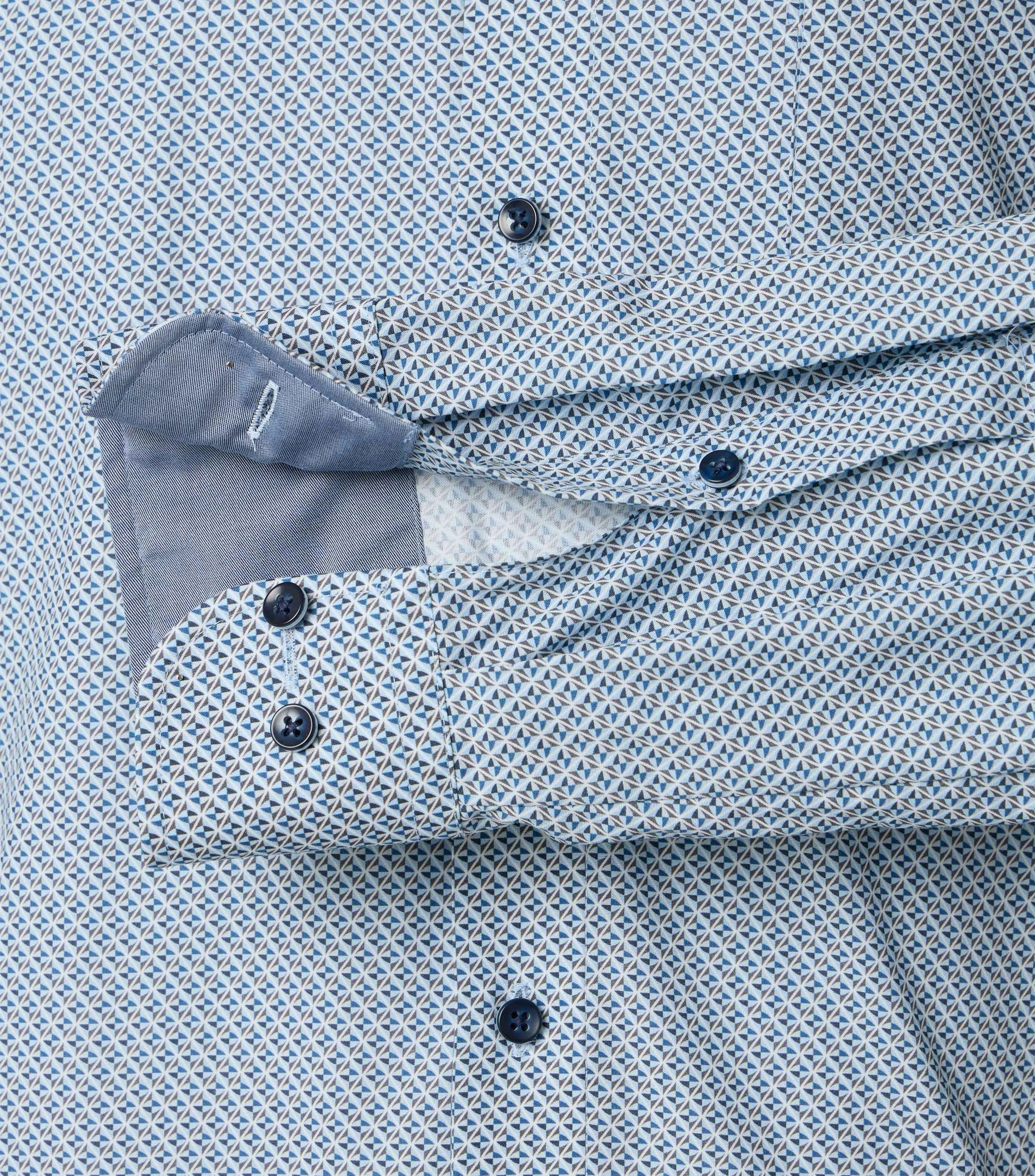 Ein Businesshemd im Print Muster in der Farbe Blau