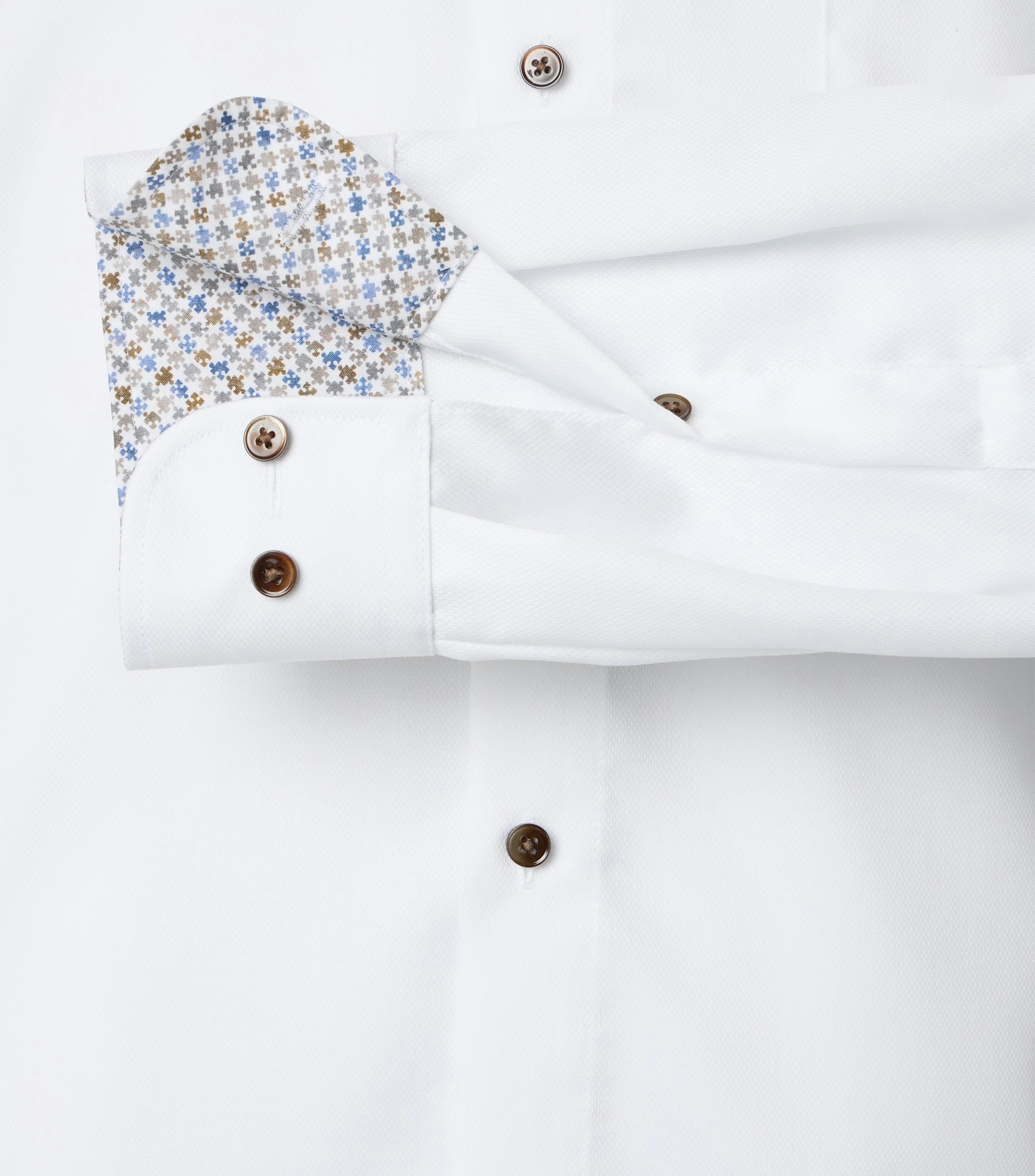 Ein Businesshemd im uni Muster in der Farbe Weiß