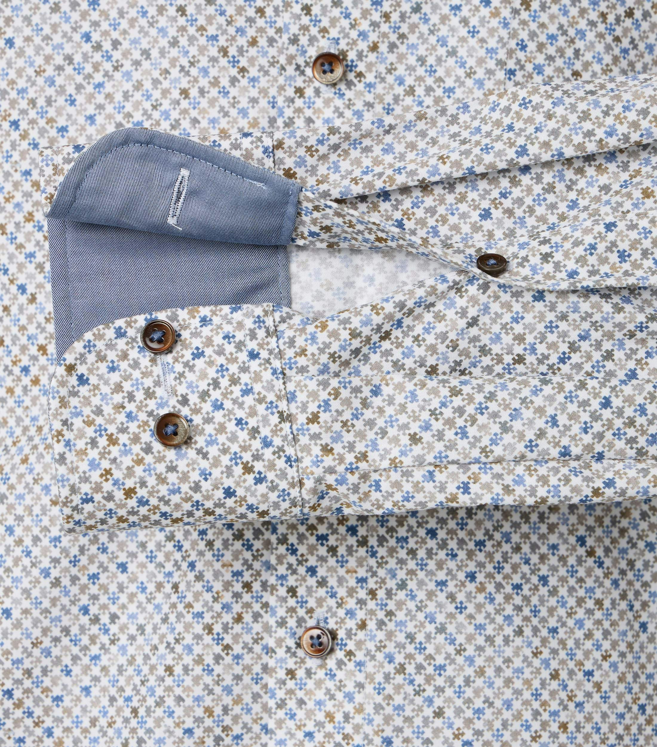 Ein Businesshemd im Print Muster in der Farbe Braun