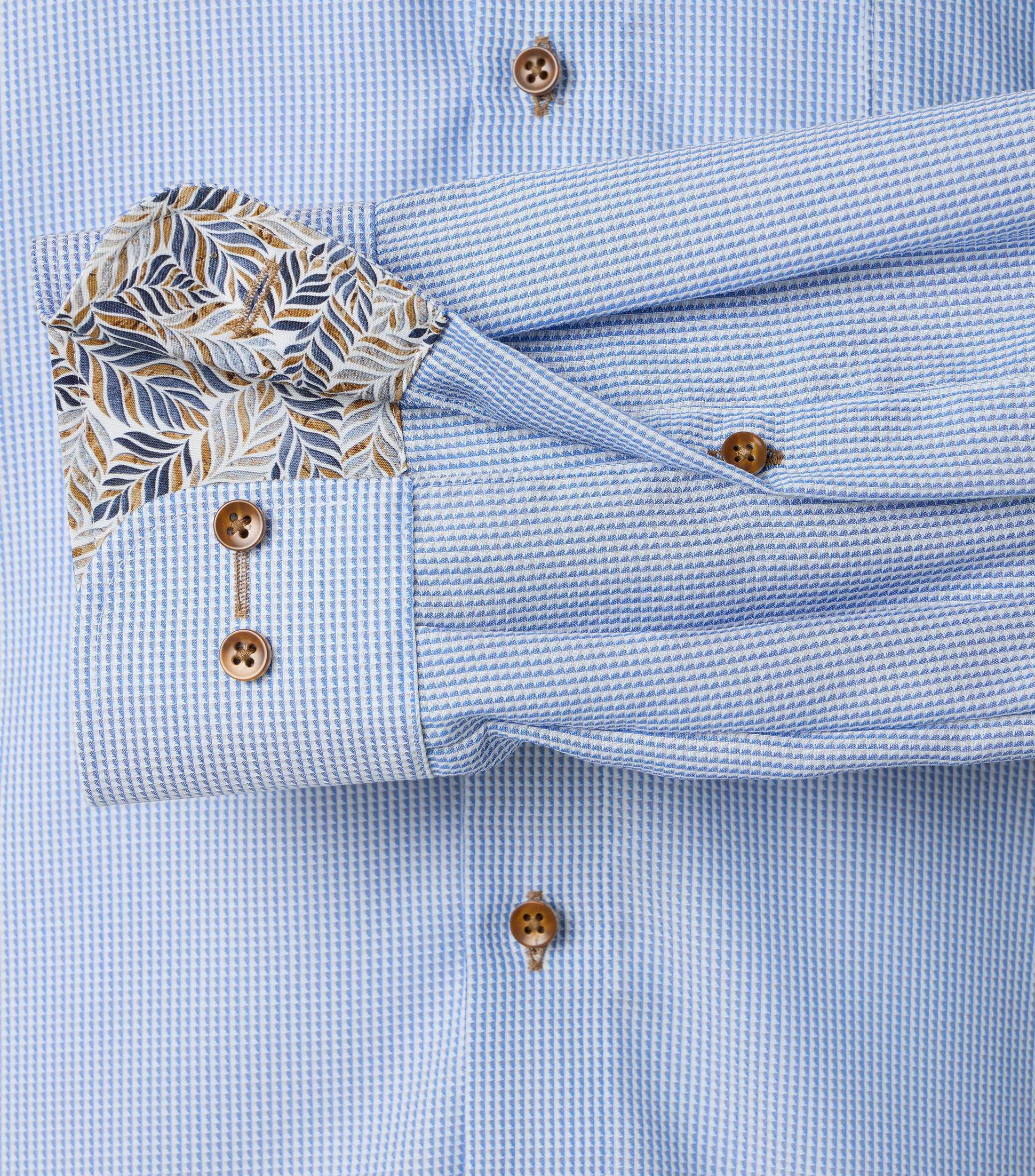 Ein Businesshemd im uni Muster in der Farbe Blau
