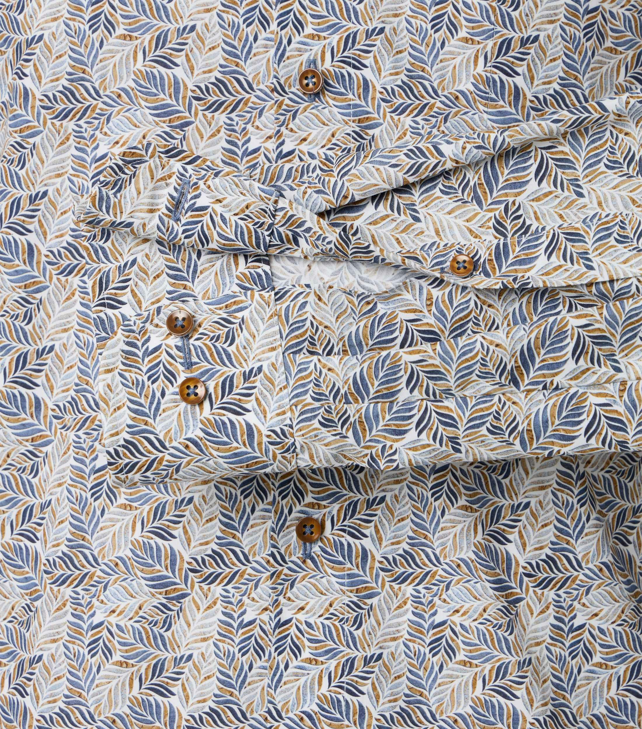 Ein Businesshemd im Print Muster in der Farbe Blau