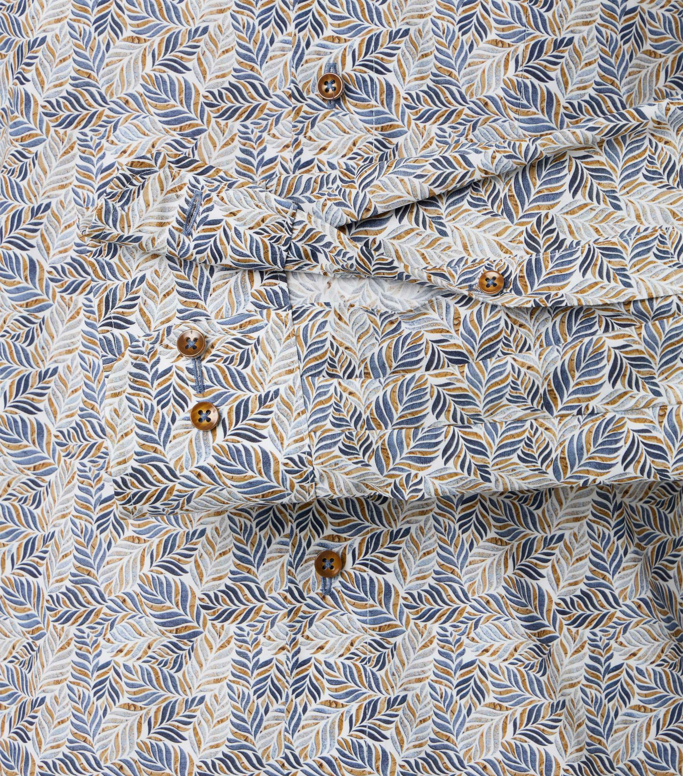 Ein Businesshemd im Print Muster in der Farbe Blau