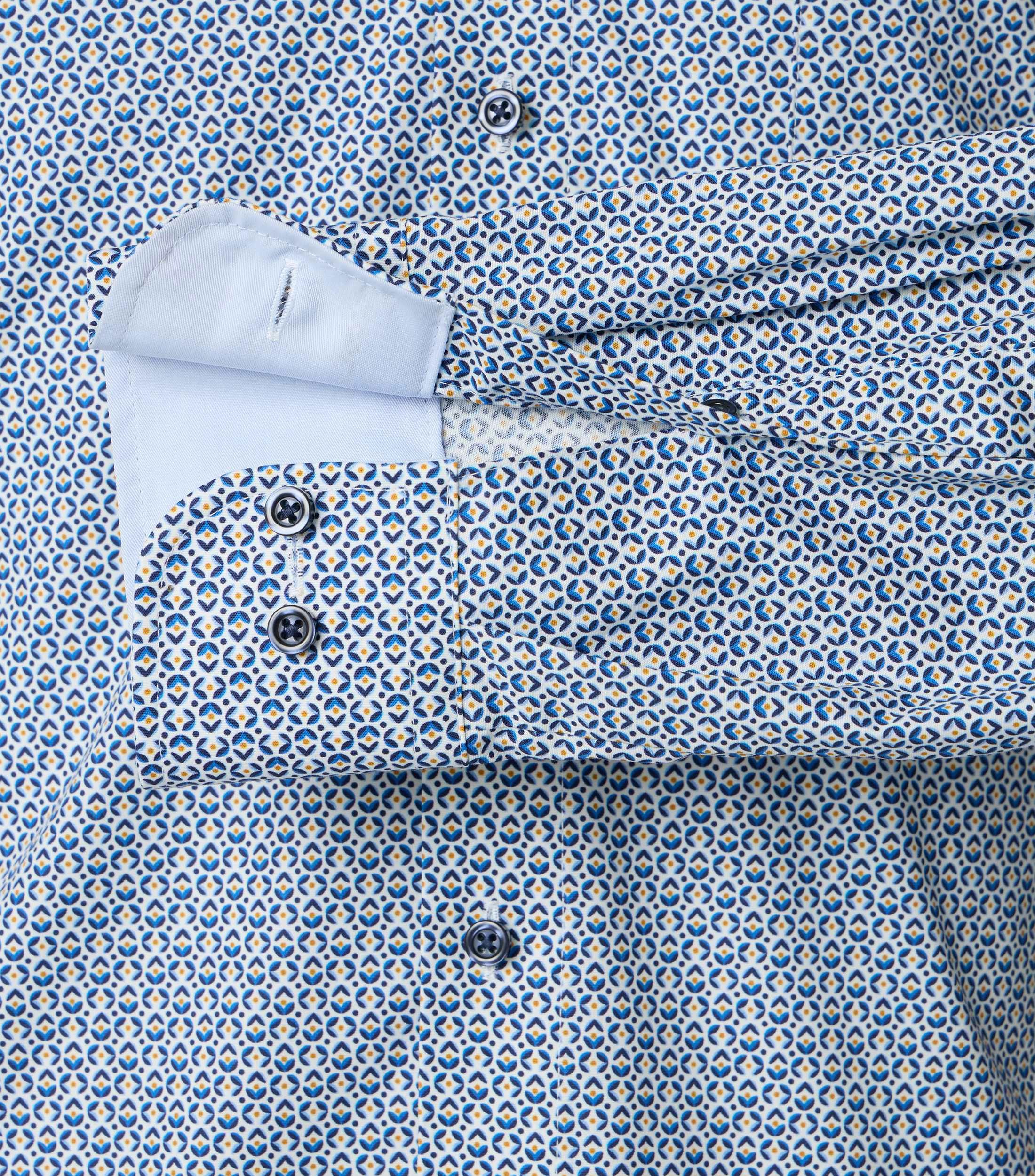 Ein Businesshemd im Print Muster in der Farbe Blau
