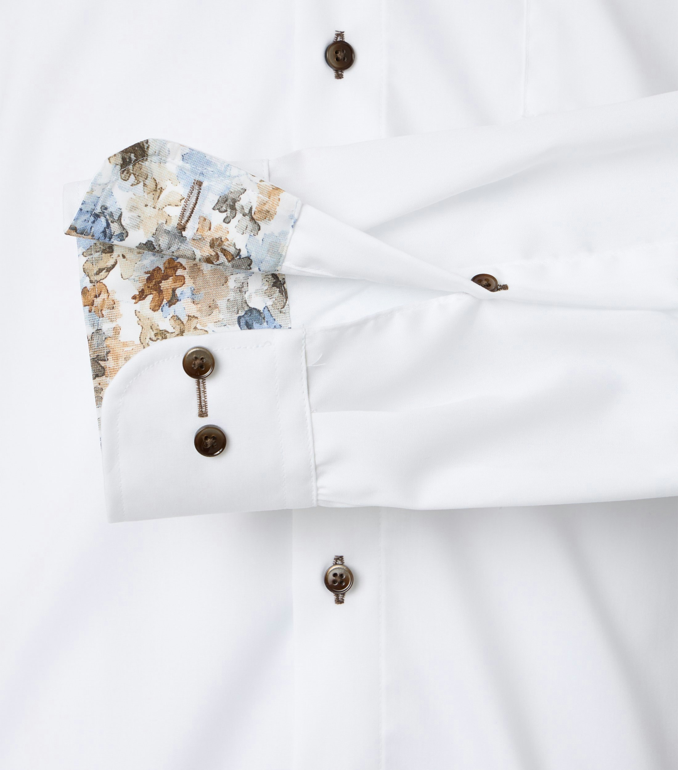 Ein Businesshemd im uni Muster in der Farbe Weiß