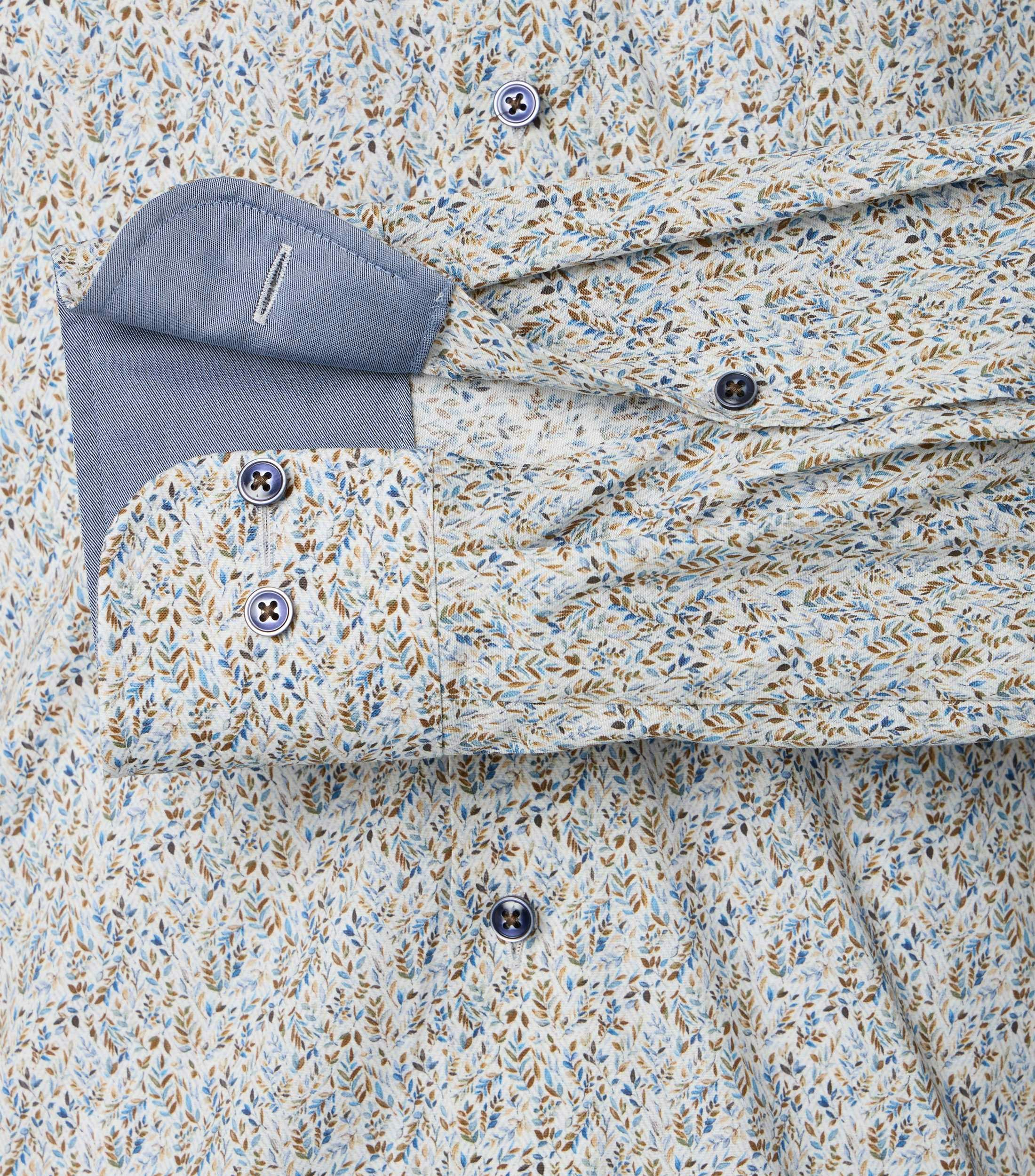 Ein Businesshemd im Print Muster in der Farbe Blau