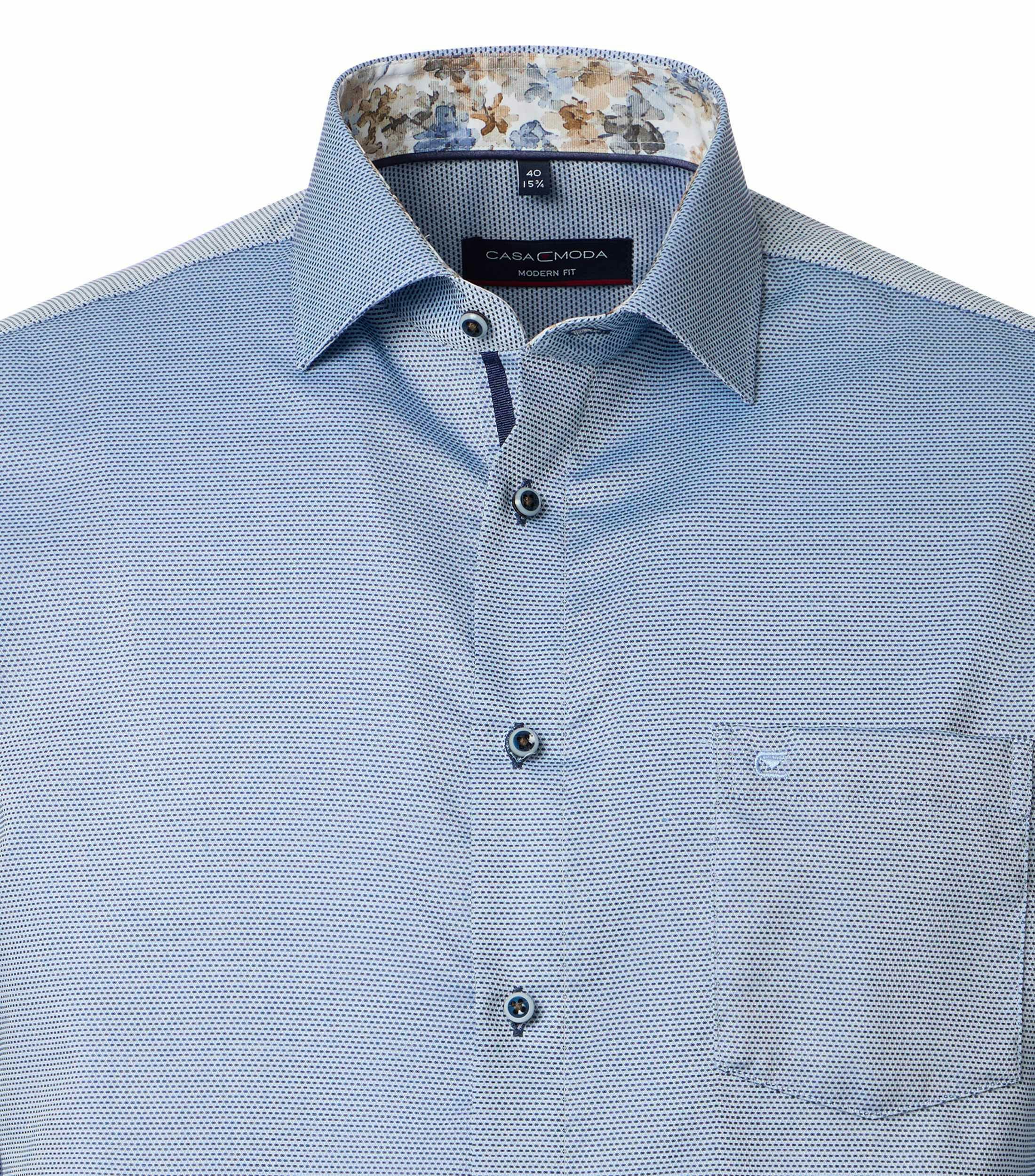 Ein Businesshemd im uni Muster in der Farbe Blau