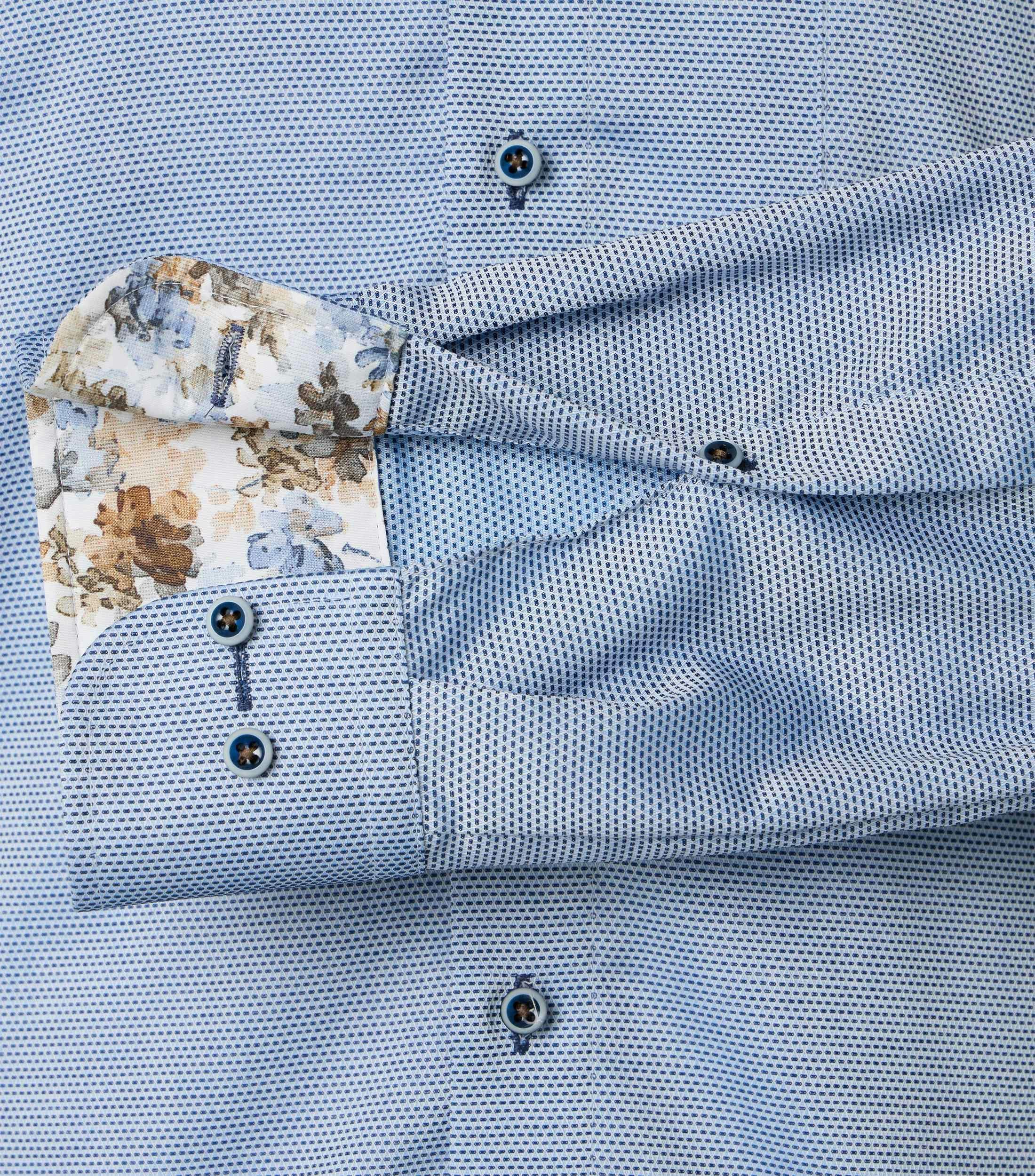Ein Businesshemd im uni Muster in der Farbe Blau