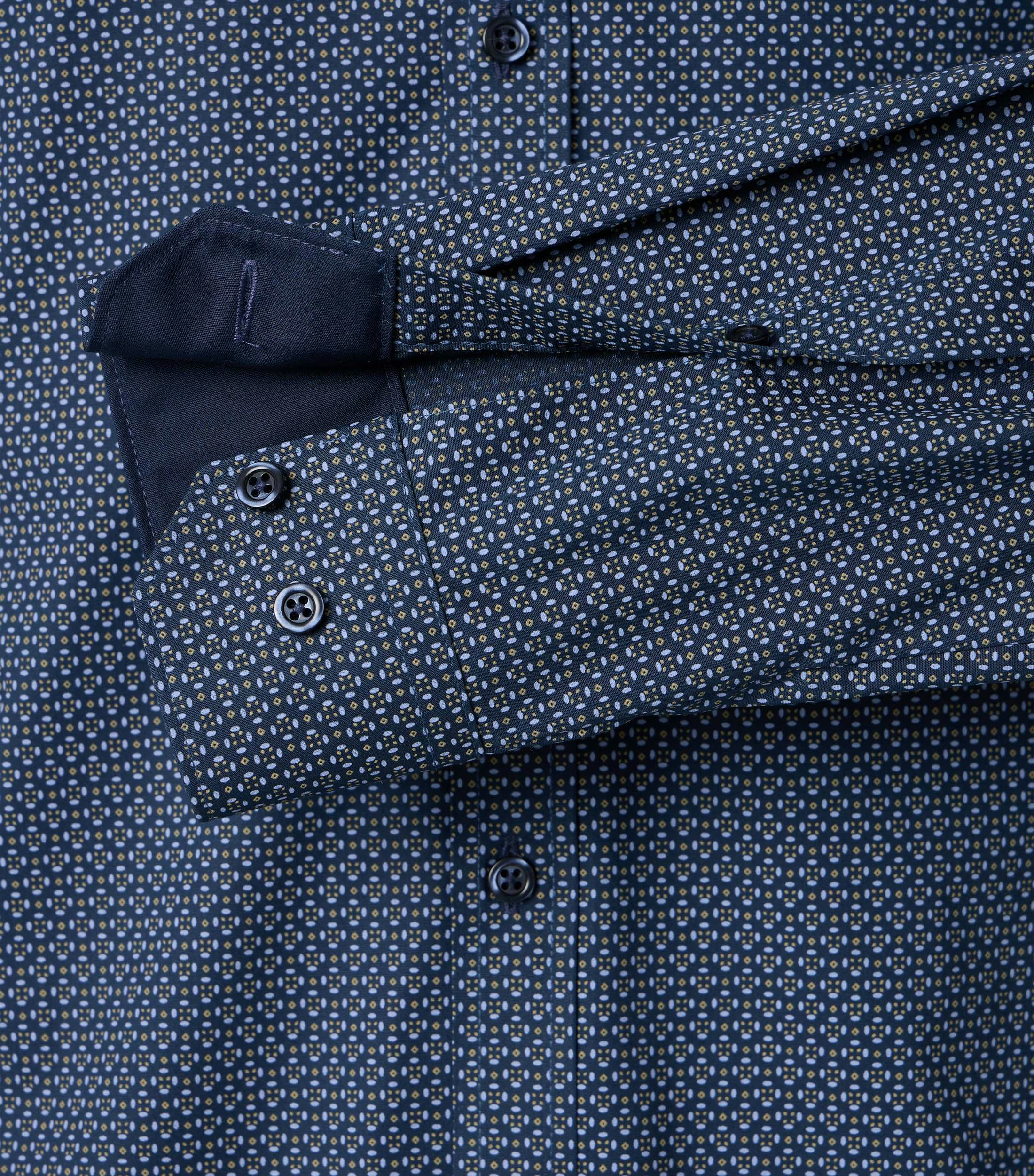 Ein Businesshemd im Print Muster in der Farbe Blau