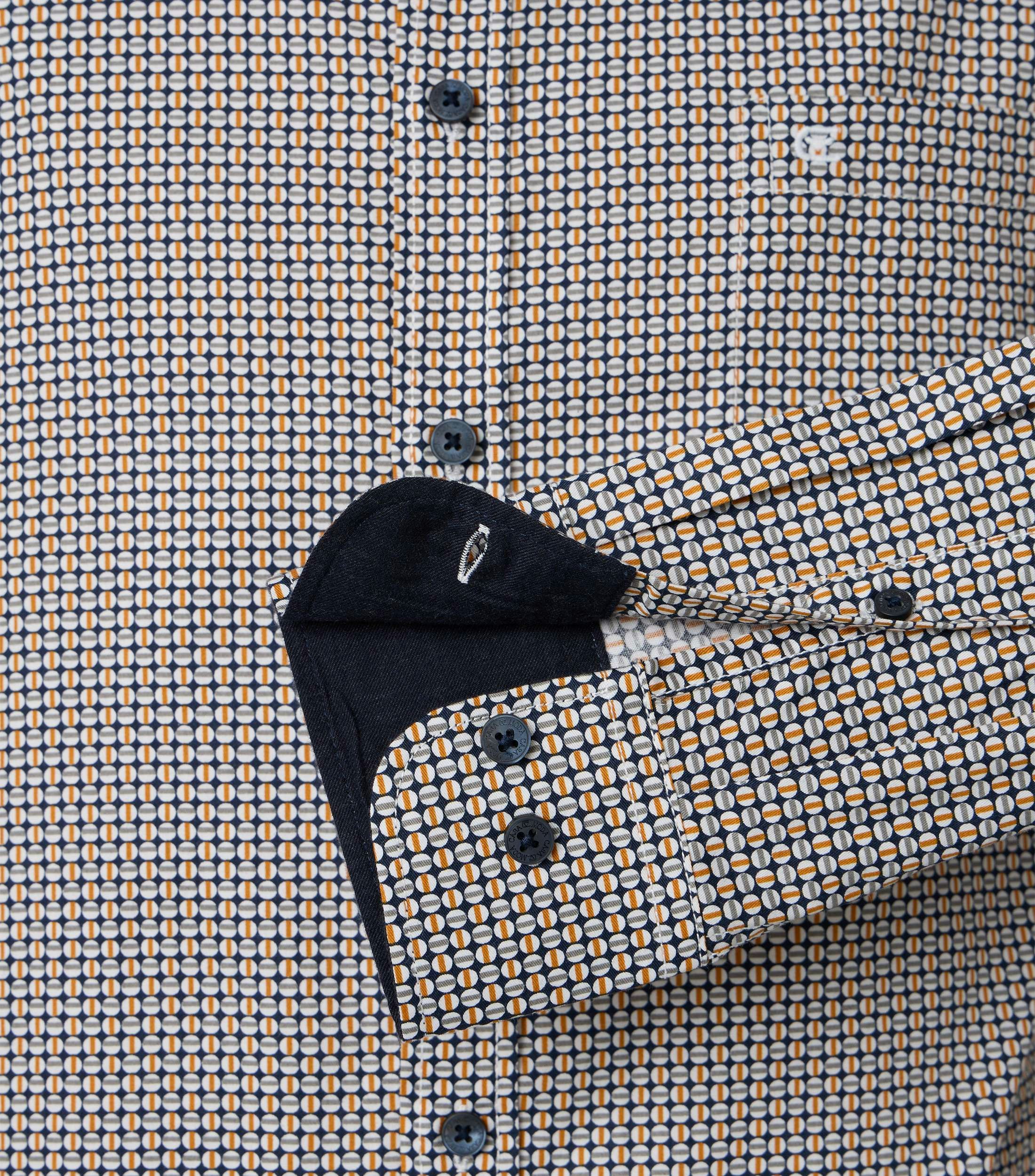 Ein Freizeithemd im Print Muster in der Farbe Blau