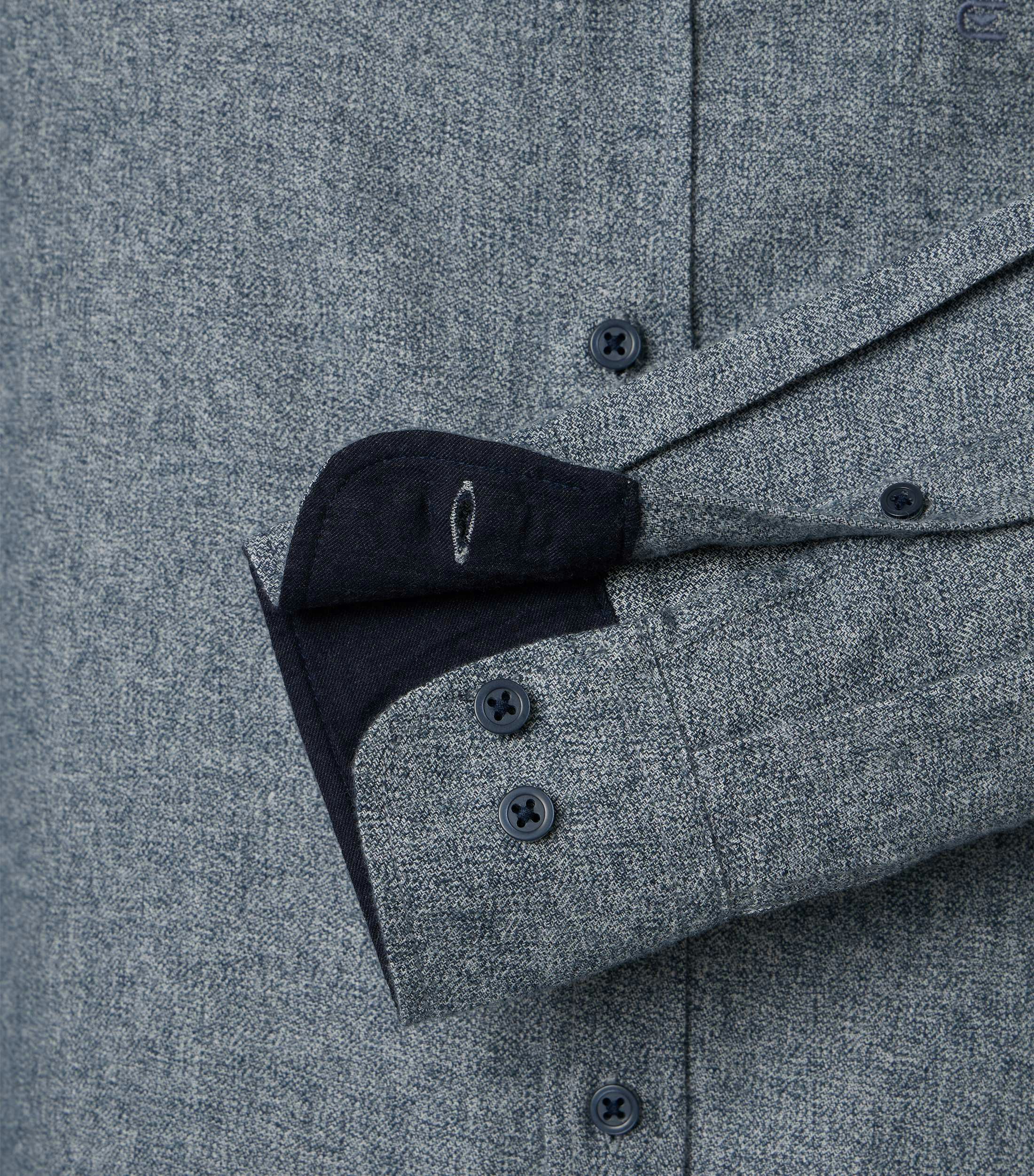 Ein Freizeithemd im uni Muster in der Farbe Blau