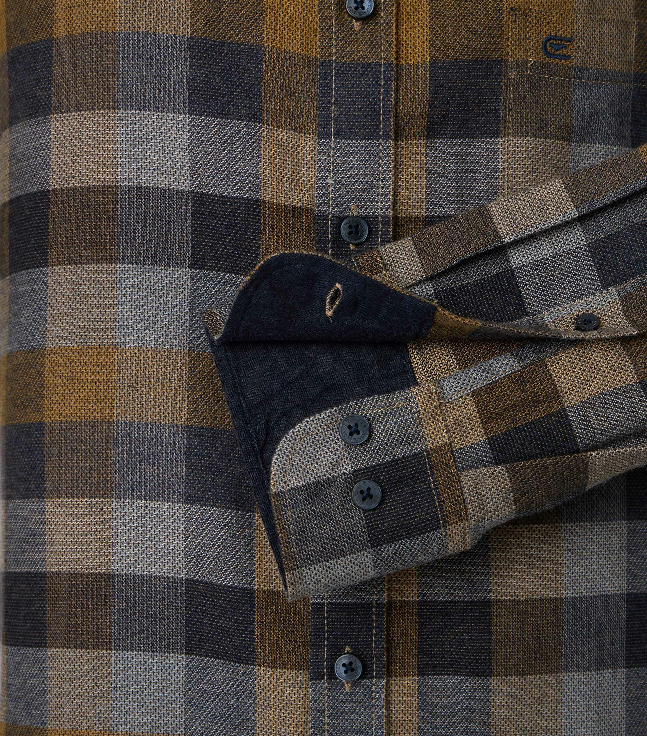 Ein Freizeithemd im kariert Muster in der Farbe Gelb