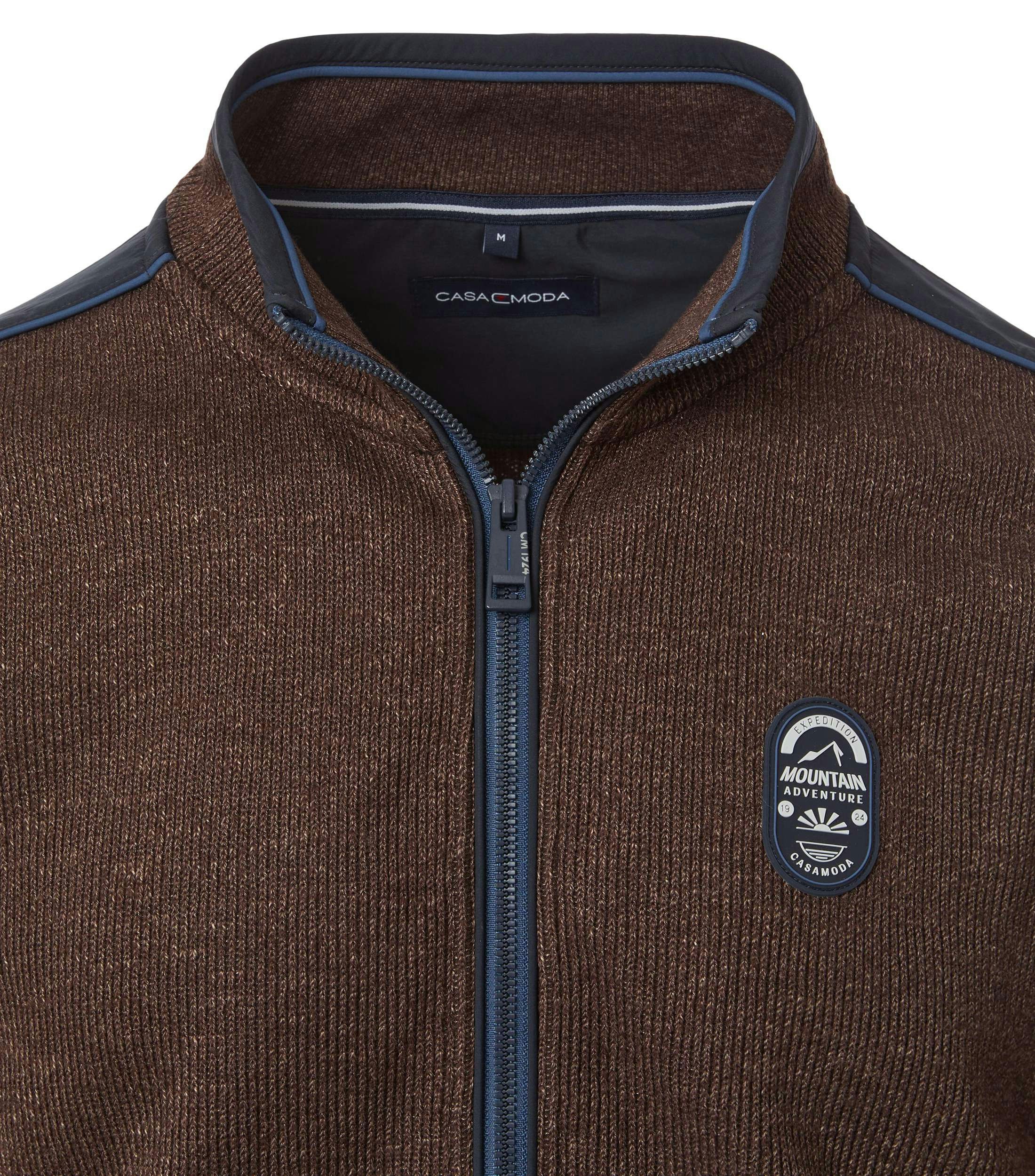 Ein Sweatjacke im uni Muster in der Farbe Braun