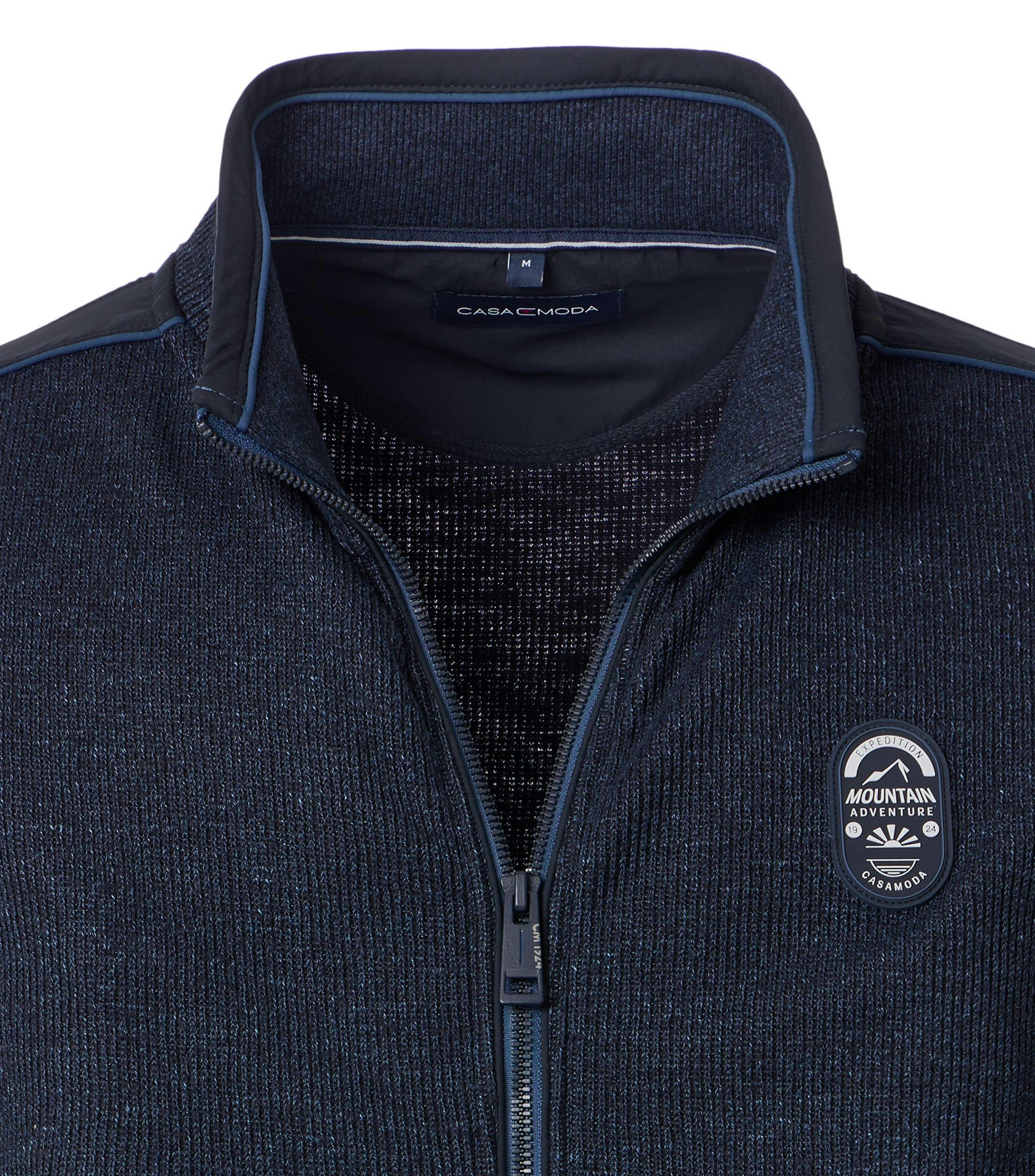 Ein Sweatjacke im uni Muster in der Farbe Dunkelblau