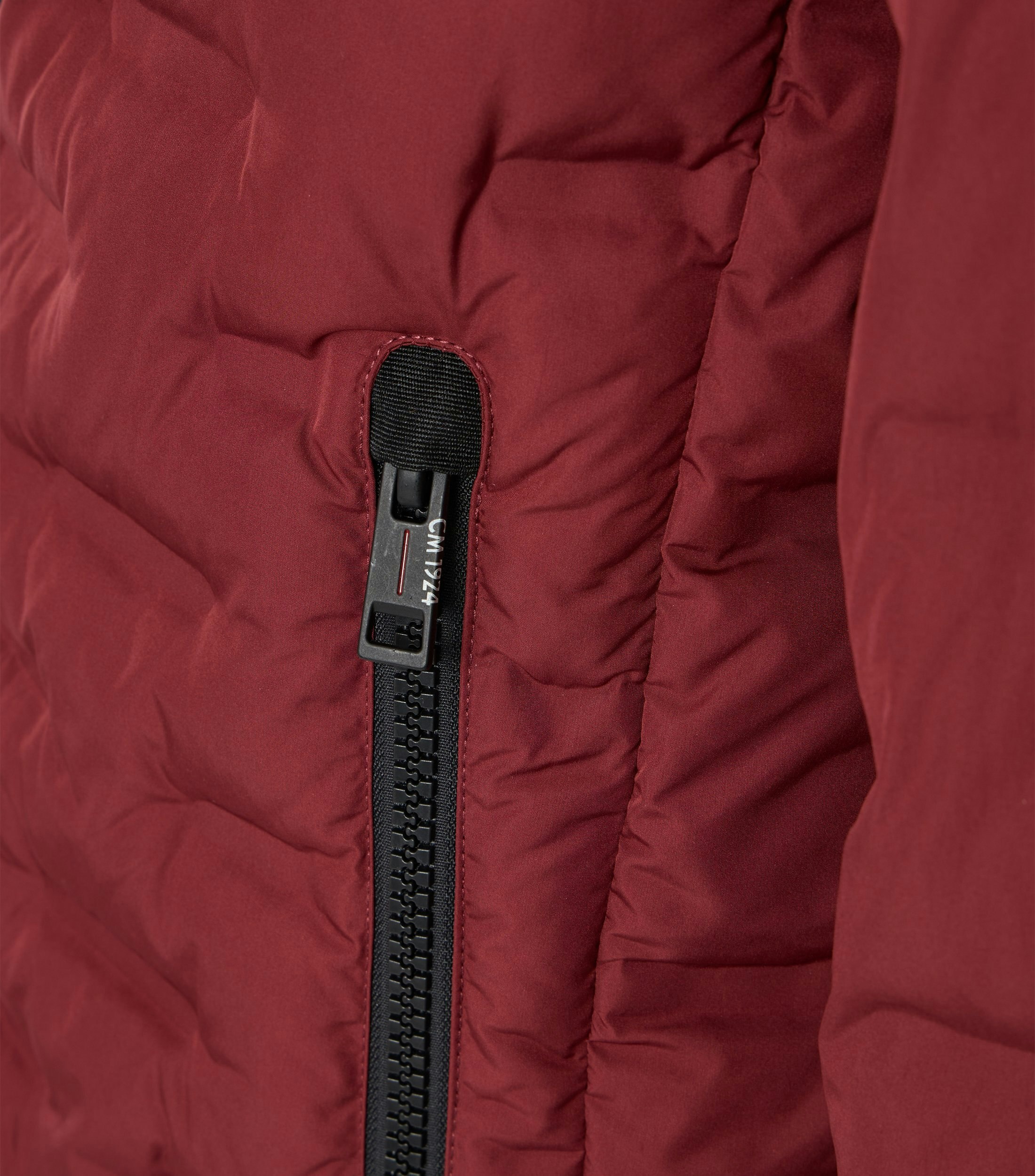 Ein Jacke im uni Muster in der Farbe Rot